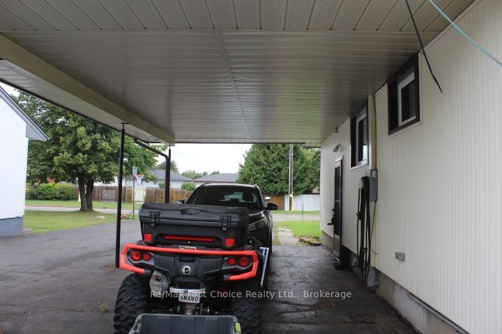 2702 E Churchill Drive E, Thunder Bay, ON P7C 1V3 photo 2
