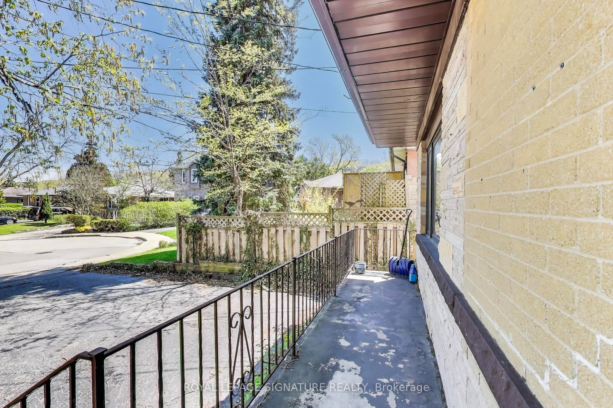 68 Harold Court, Hamilton, ON L8S 2R9 photo 2