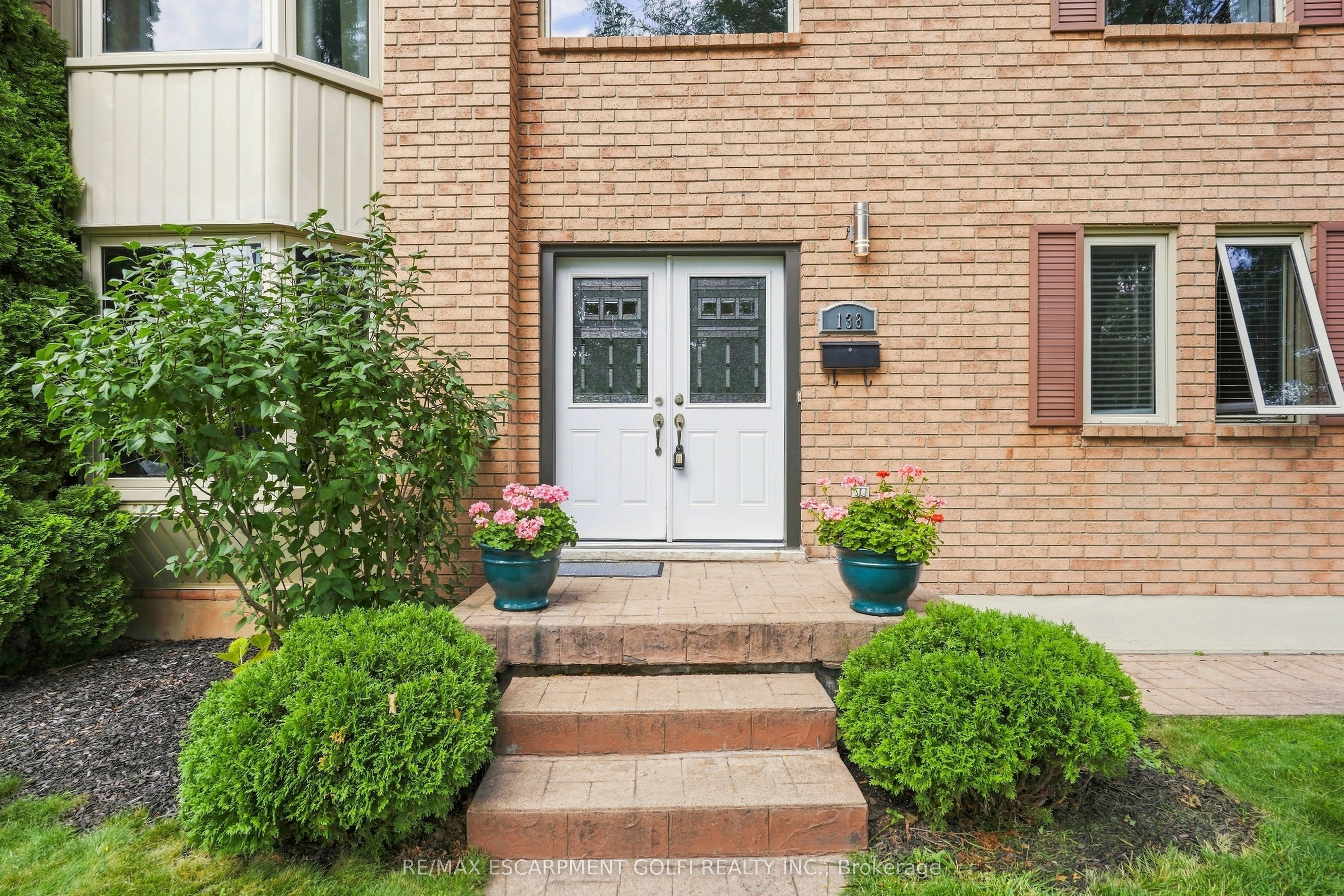 138 Livingston Avenue, Grimsby, ON L3M 4X1 photo 3
