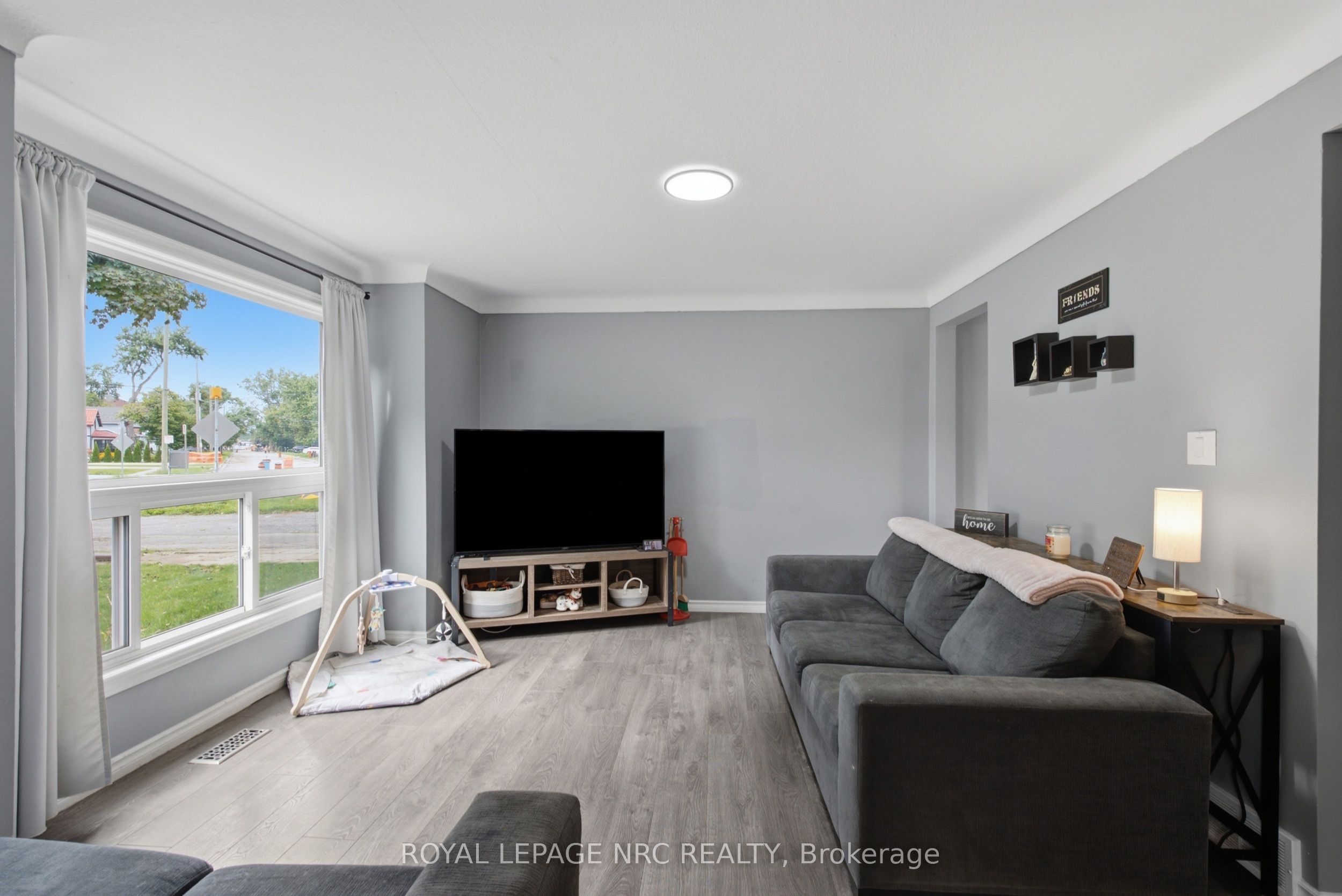 8458 Willoughby Drive, Niagara Falls, ON L2G 6X5 photo 5