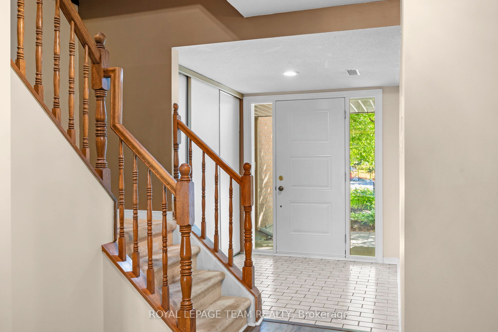8 Mannington Court, Barrhaven, ON K2J 4A1 photo 2