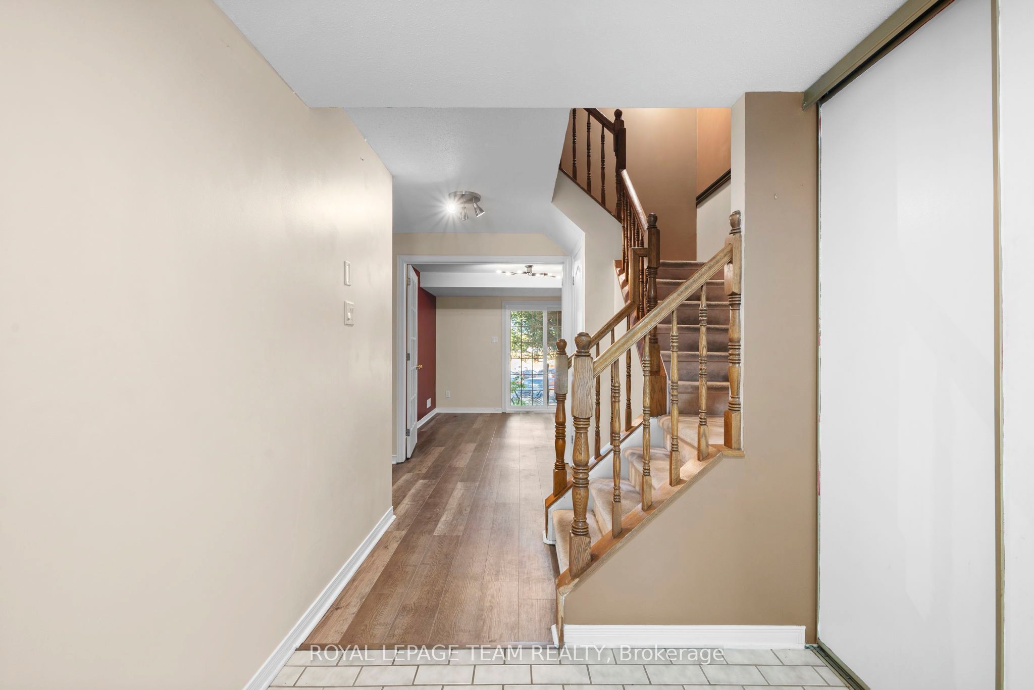 8 Mannington Court, Barrhaven, ON K2J 4A1 photo 3