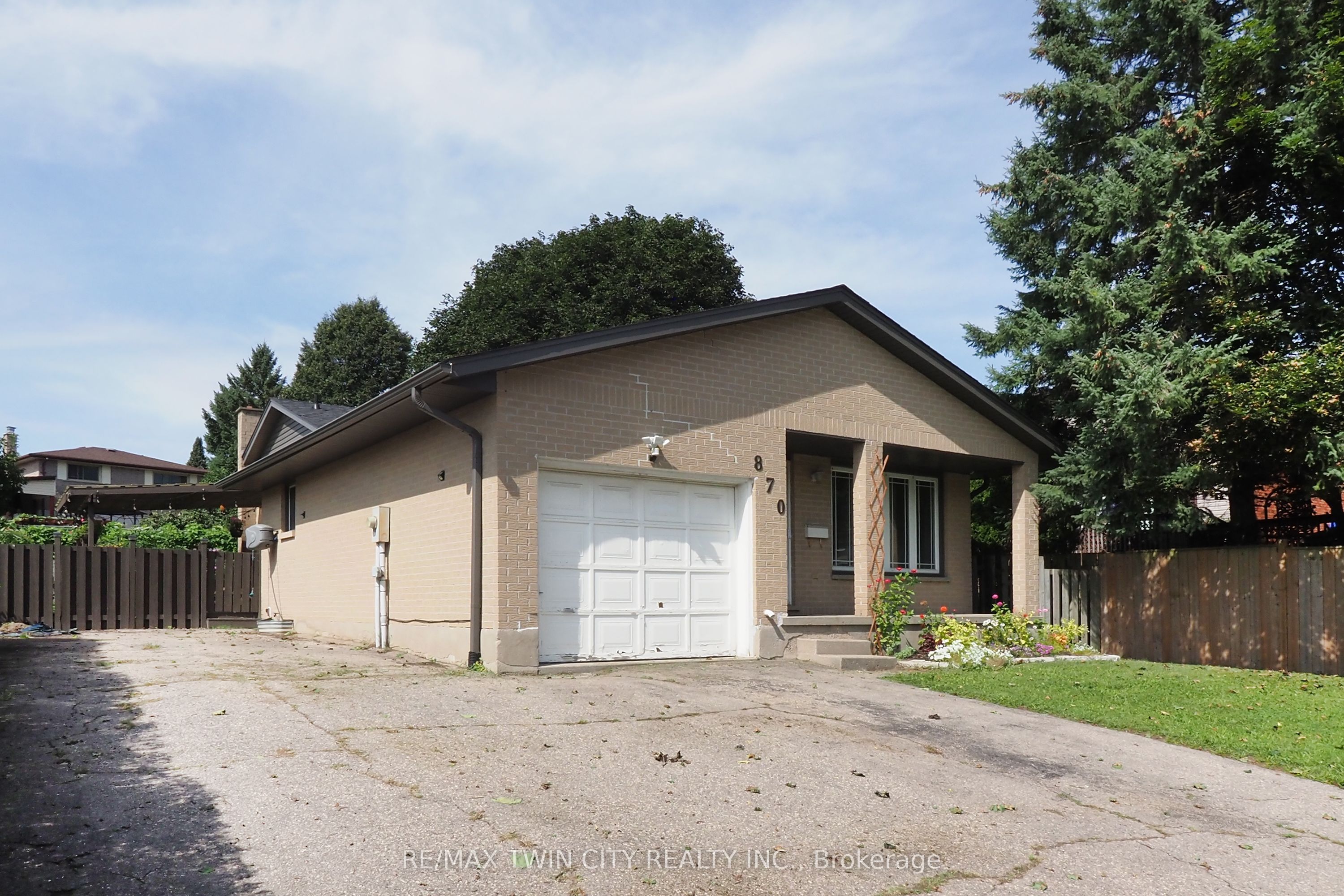 870 Strasburg Road, Kitchener, ON N2E 2K4 photo 2