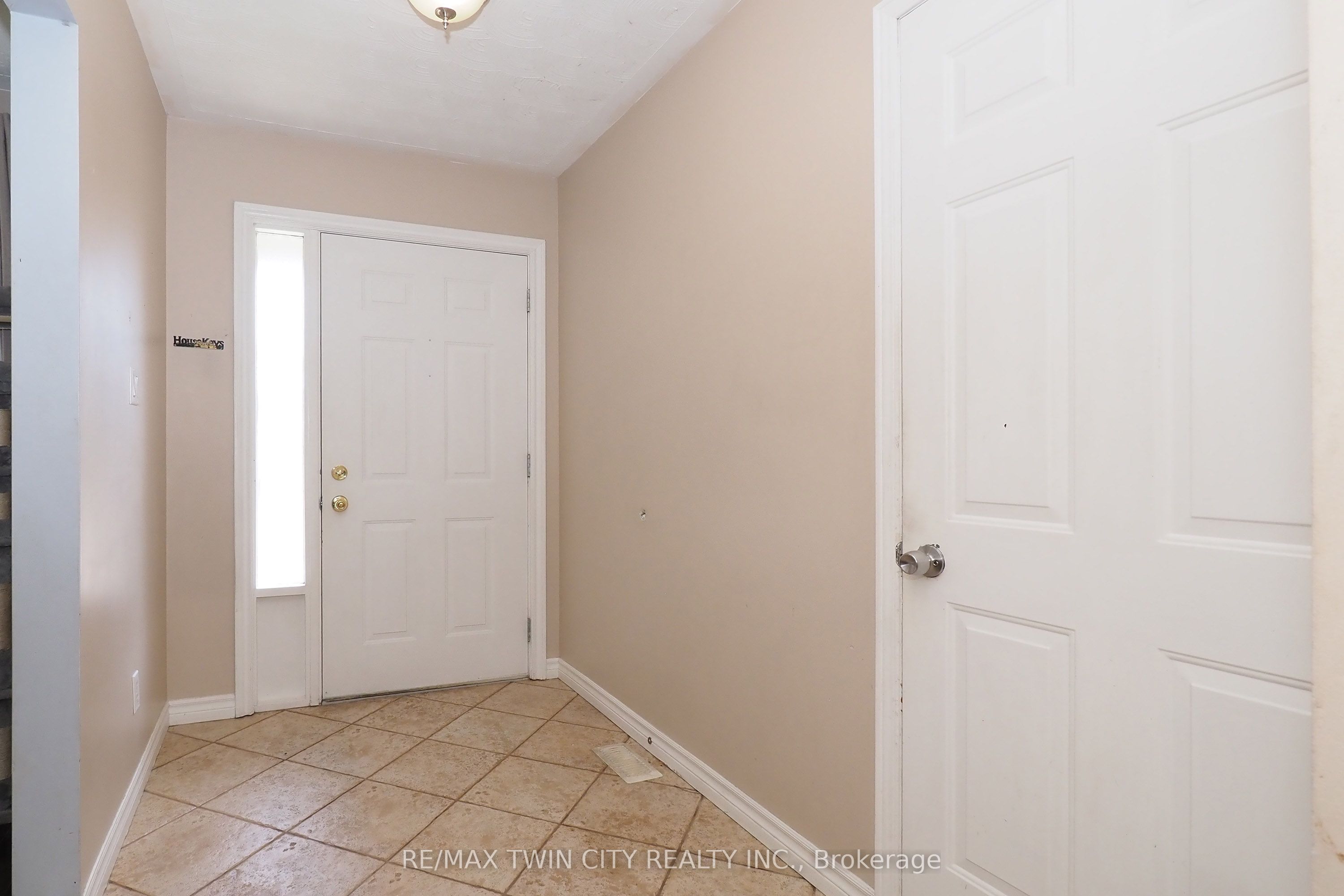 870 Strasburg Road, Kitchener, ON N2E 2K4 photo 5