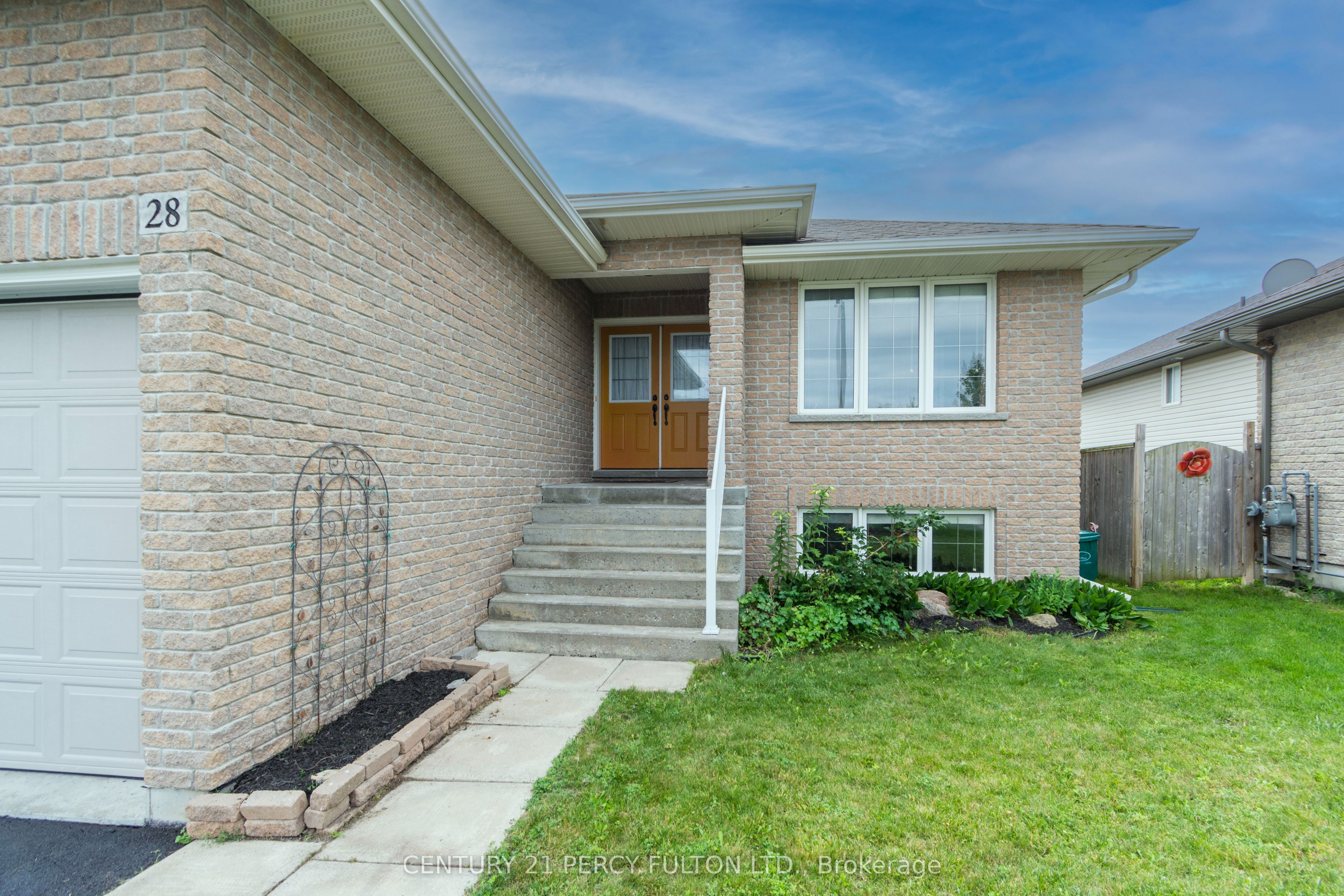 28 Freedom Crescent, Quinte West, ON K8V 0C1 photo 2