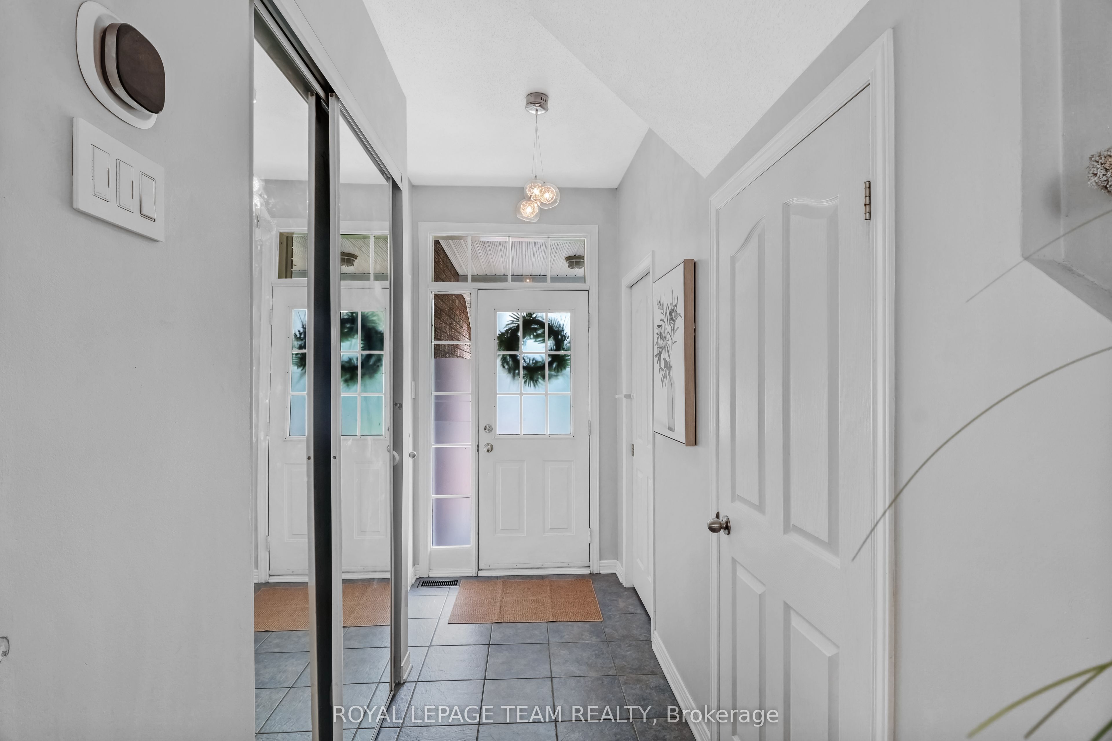 74 Milner Downs Crescent, Kanata, ON K2M 2S5 photo 3