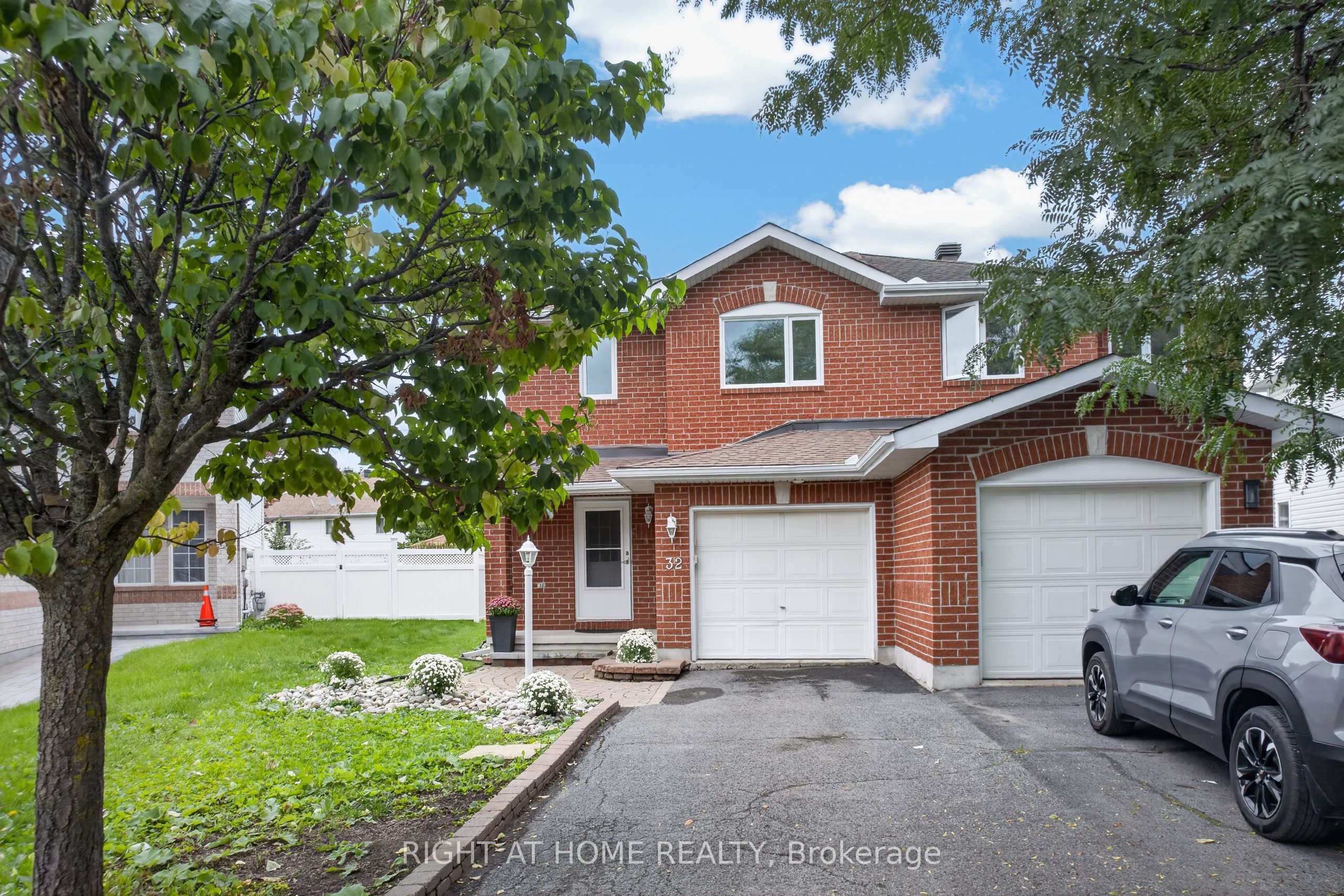 32 Saffron Court, Barrhaven, ON K2J 4R7 photo 2