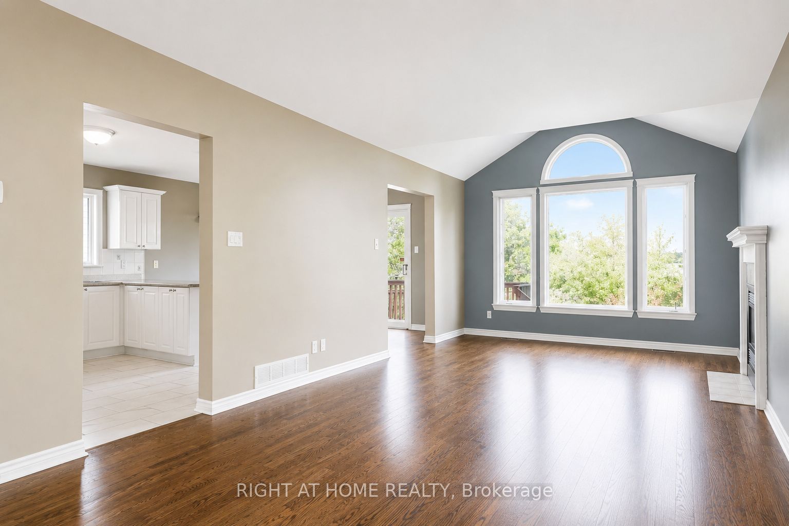 18 Roberge Crescent, Kanata, ON K2L 4G6 photo 2