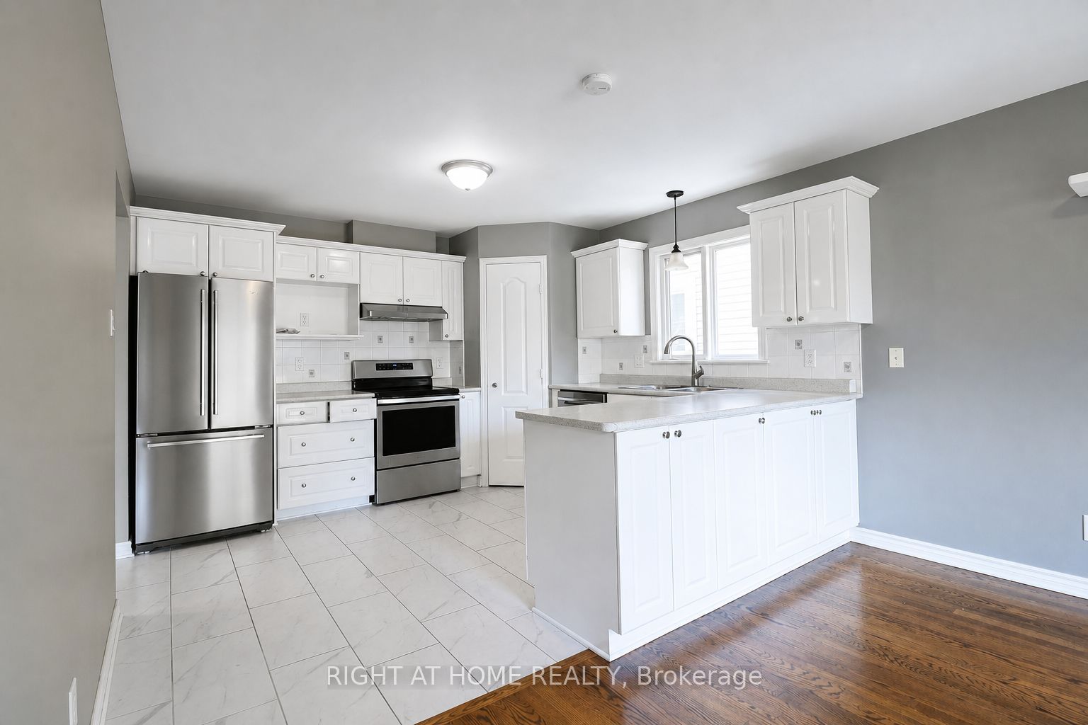 18 Roberge Crescent, Kanata, ON K2L 4G6 photo 3