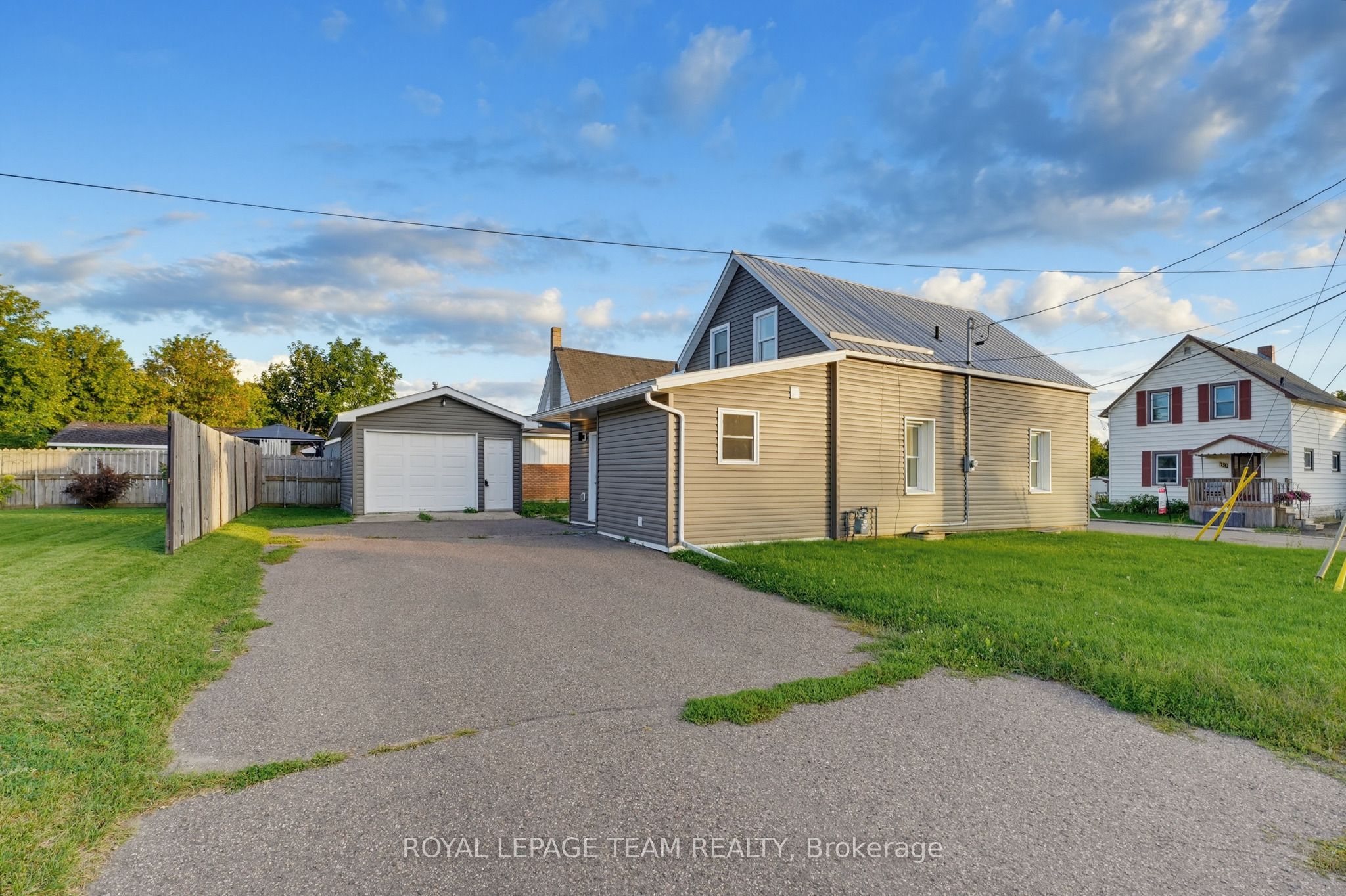 81 BANK Street S, Renfrew, ON K7V 2E7 photo 2