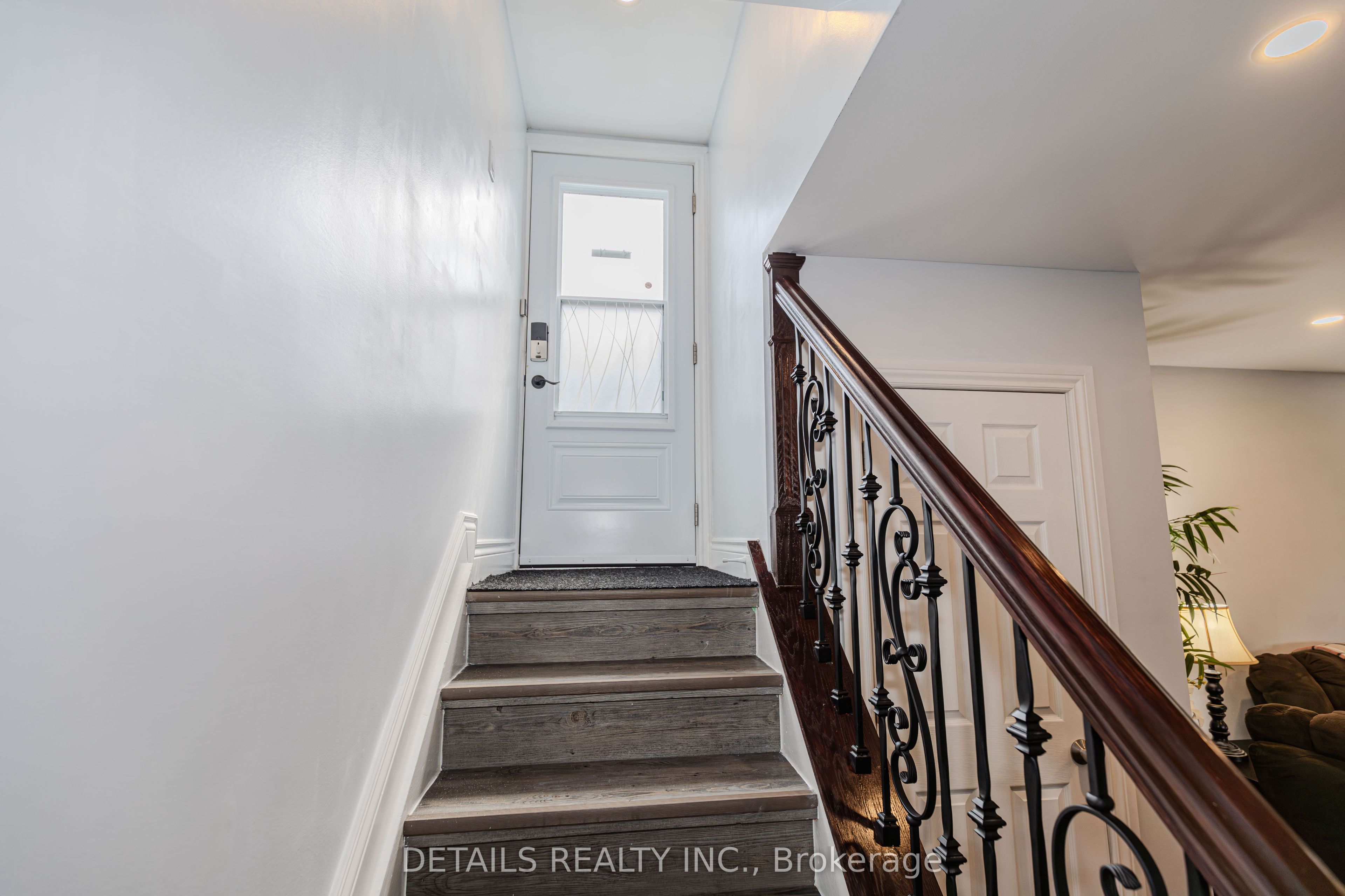 7 Kerry Crescent E, Cityview - Parkwoods Hills - Rideau Shore, ON K2E 5V7 photo 3