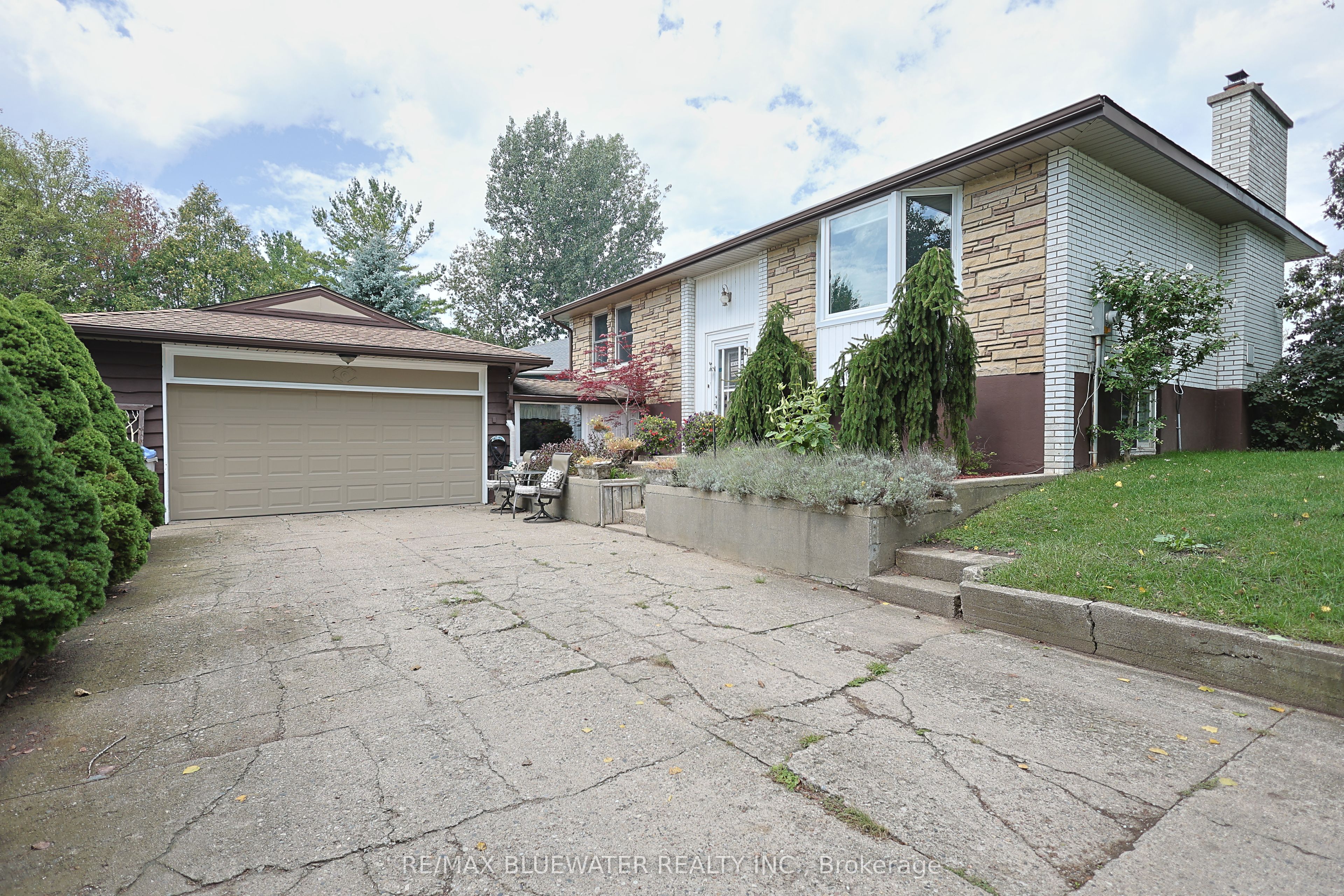 9997 Edward Street, Lambton Shores, ON N0M 2L0 photo 2