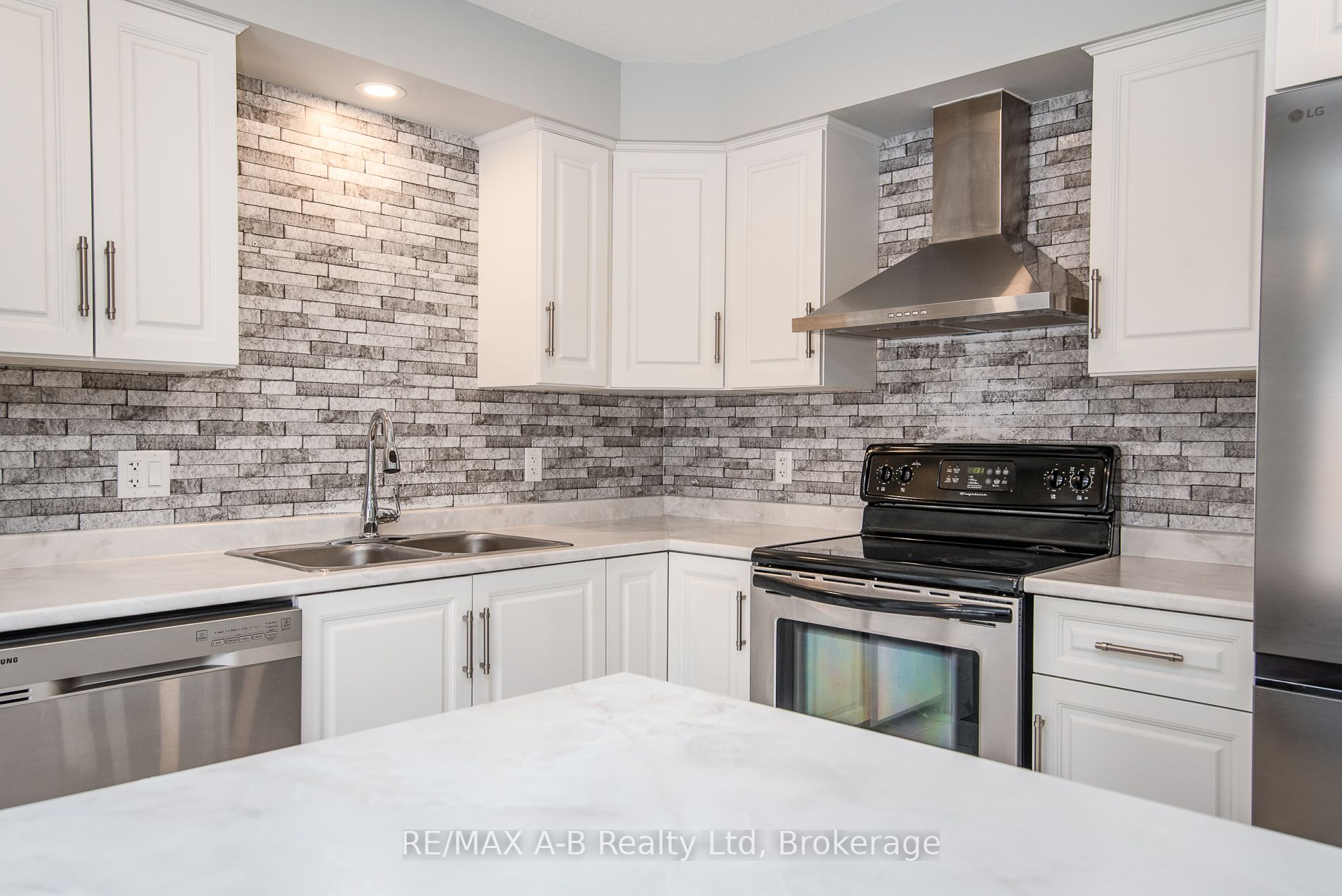 45 ROBERTSON Drive, Stratford, ON N5A 0J6 photo 4