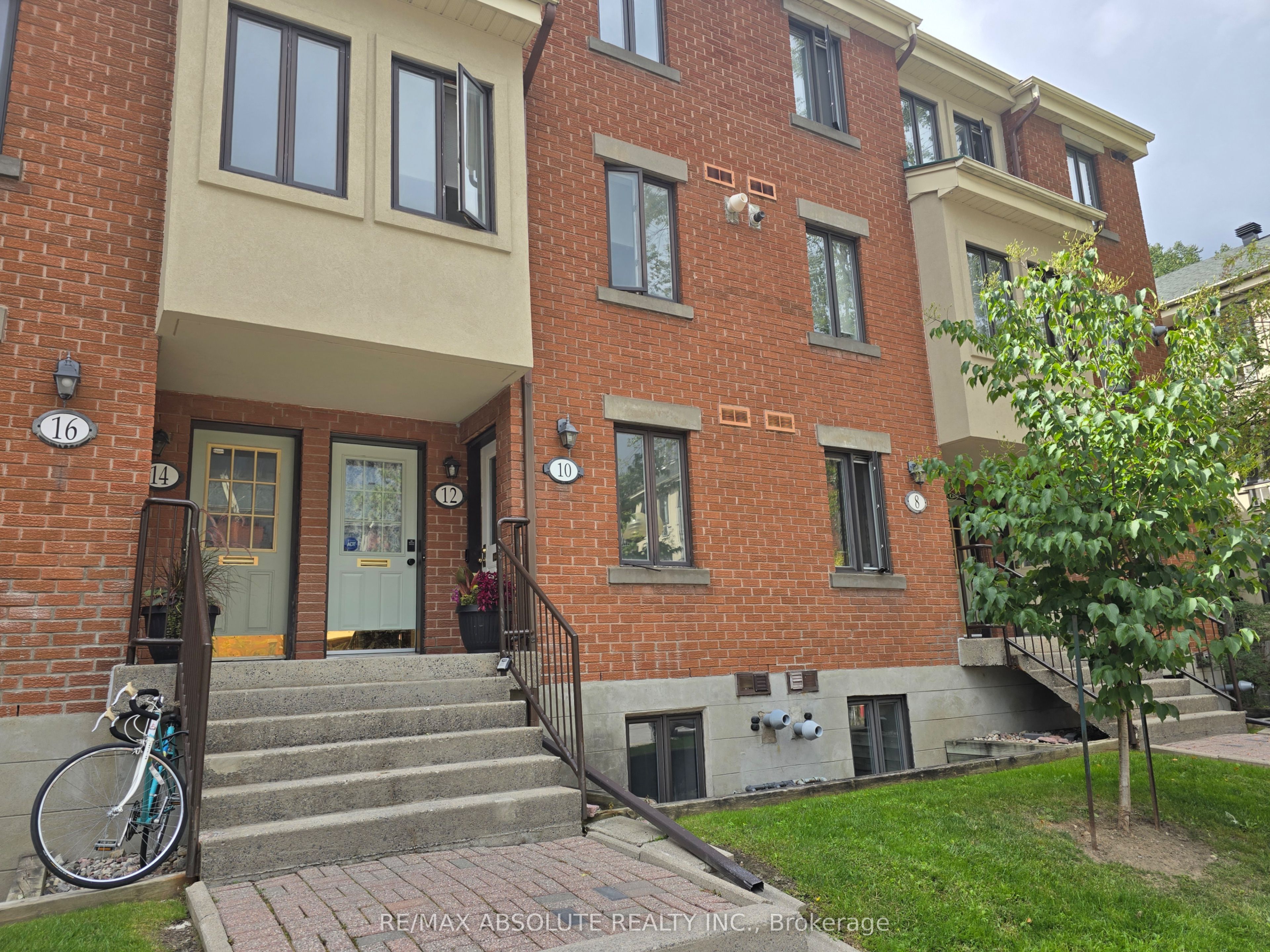 10 Crispin Private, Manor Park - Cardinal Glen and Area, ON K1K 4H5