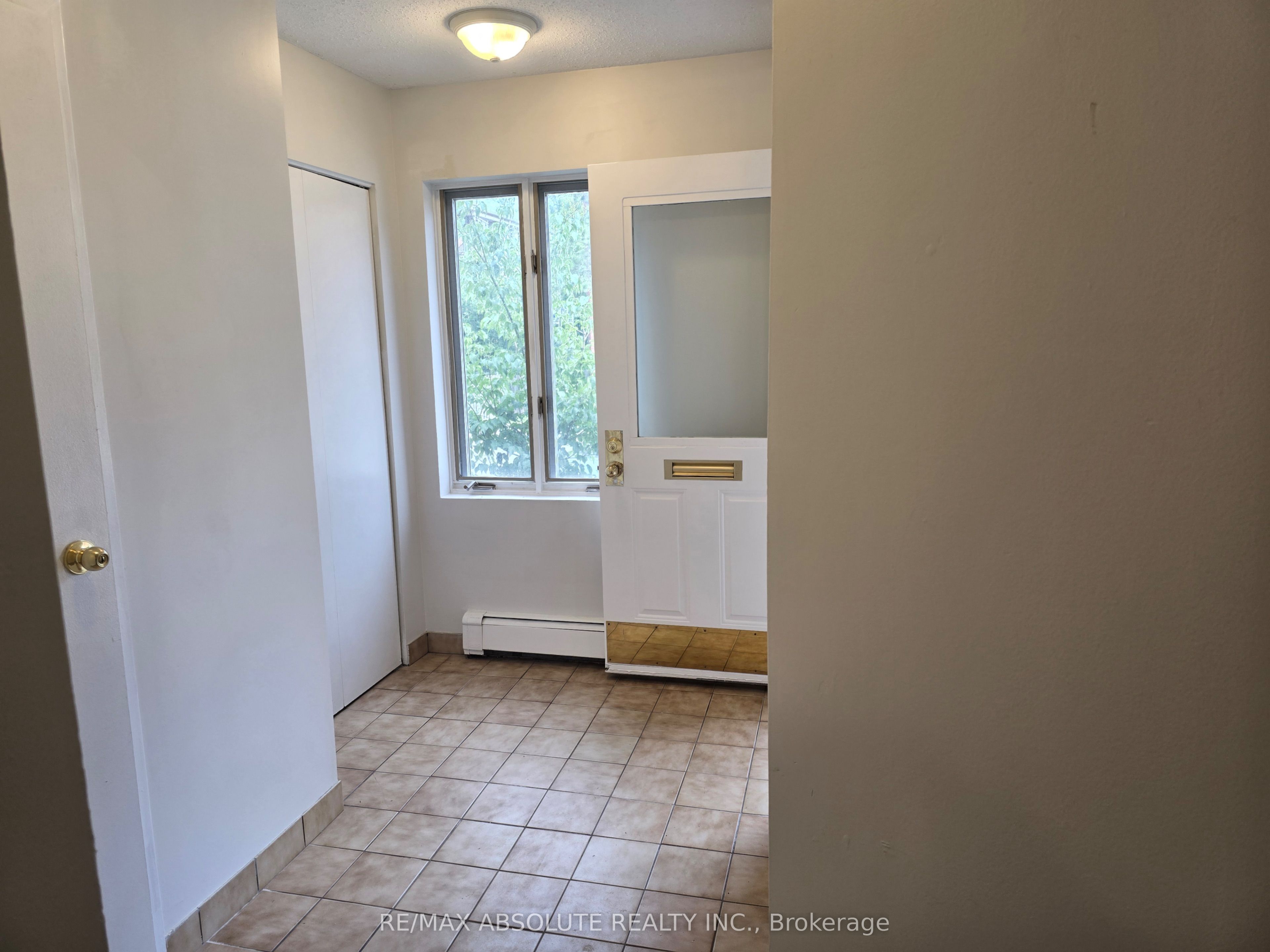 10 Crispin Private, Manor Park - Cardinal Glen and Area, ON K1K 4H5 photo 2