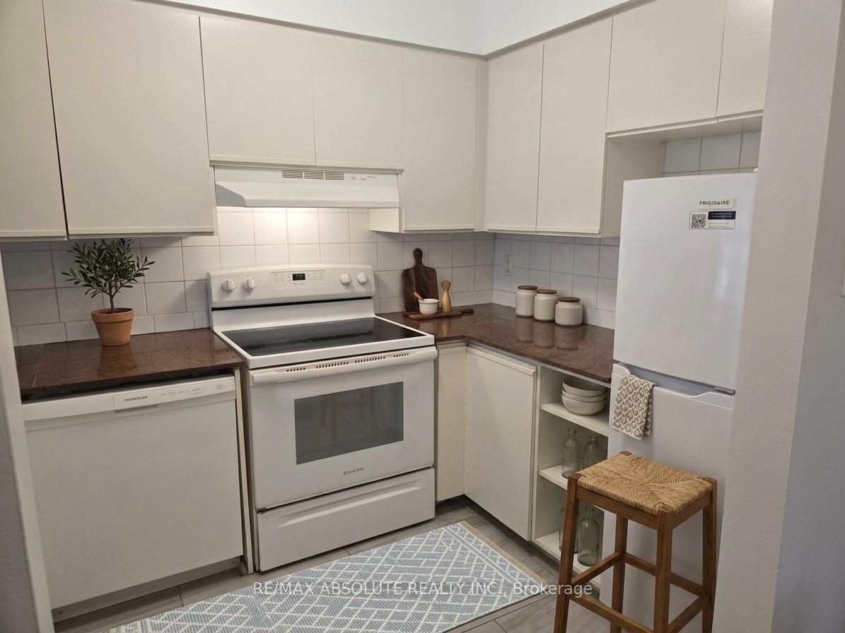 10 Crispin Private, Manor Park - Cardinal Glen and Area, ON K1K 4H5 photo 4