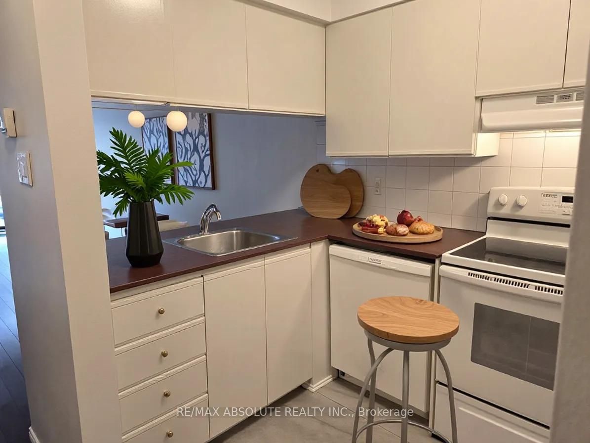 10 Crispin Private, Manor Park - Cardinal Glen and Area, ON K1K 4H5 photo 5