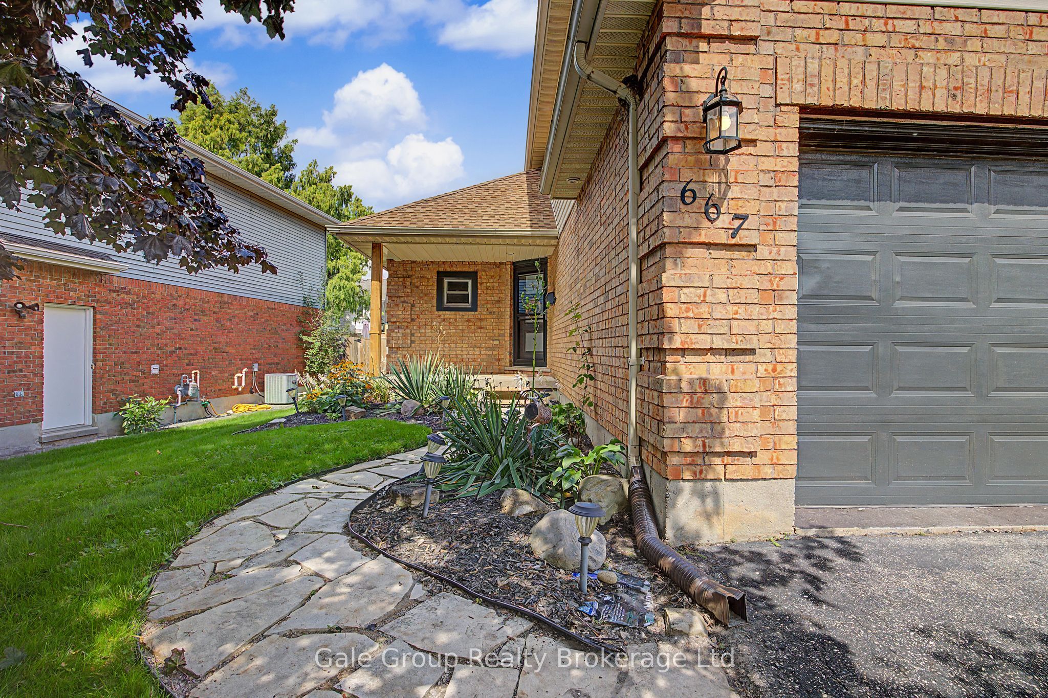 667 Springbank Avenue N, Woodstock, ON N4T 1E3 photo 2