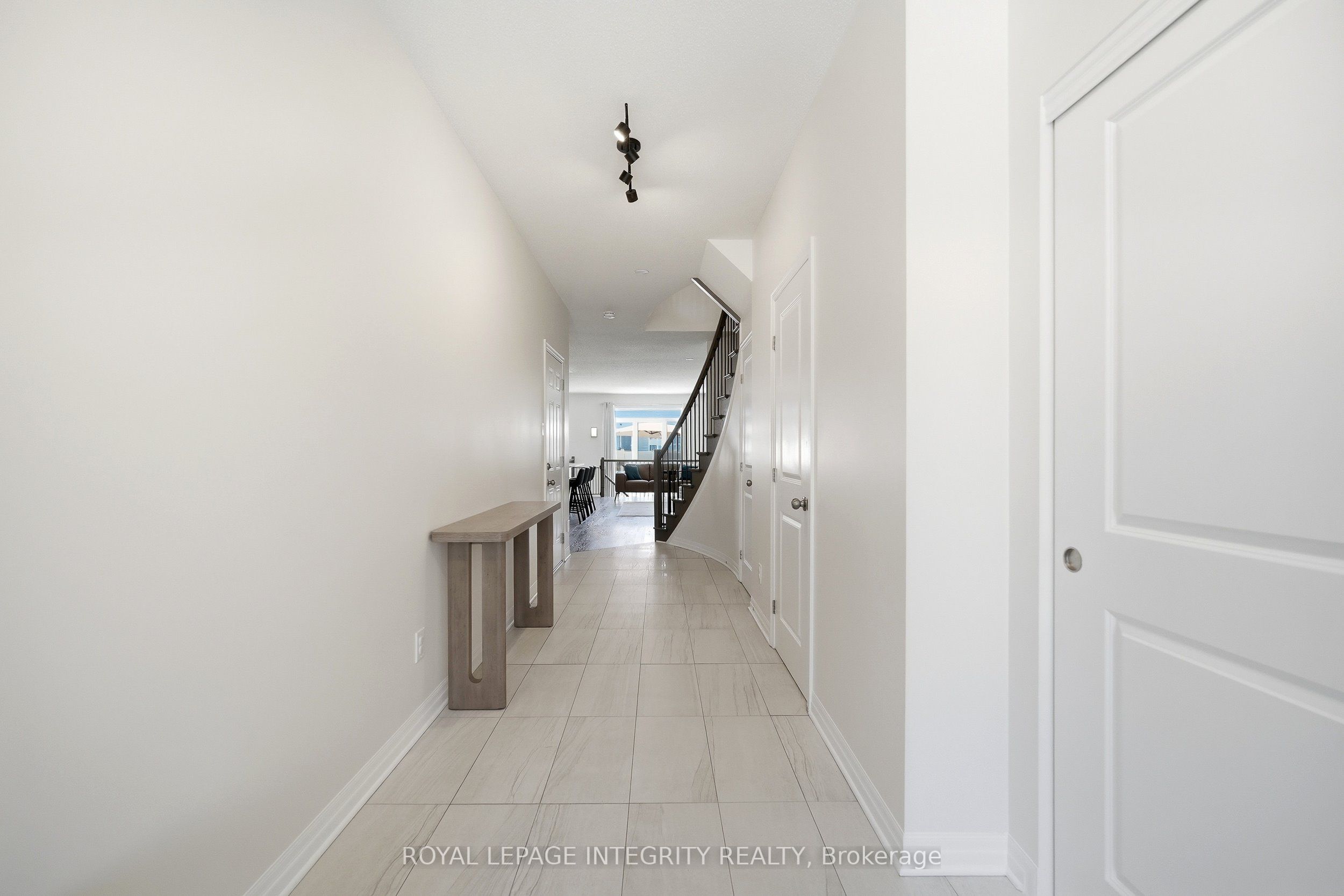 256 Gossamer Street, Orleans - Convent Glen and Area, ON K1W 0B2 photo 4