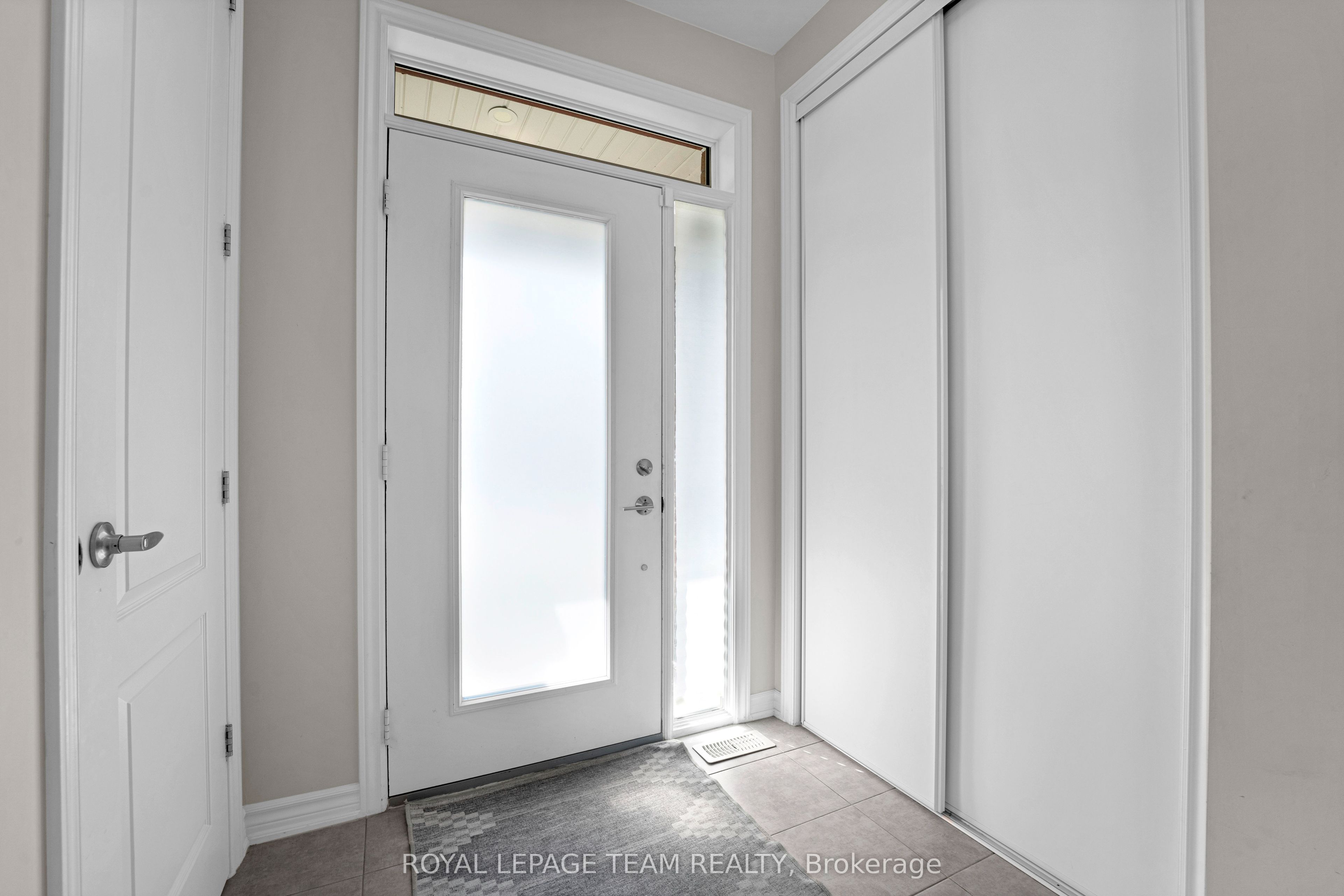 521 Loury Row, Orleans - Convent Glen and Area, ON K1W 0M7 photo 3