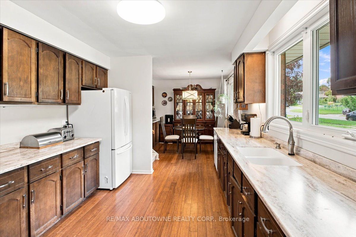 943 Mayfair Crescent, Kingston, ON K7M 5S5 photo 3