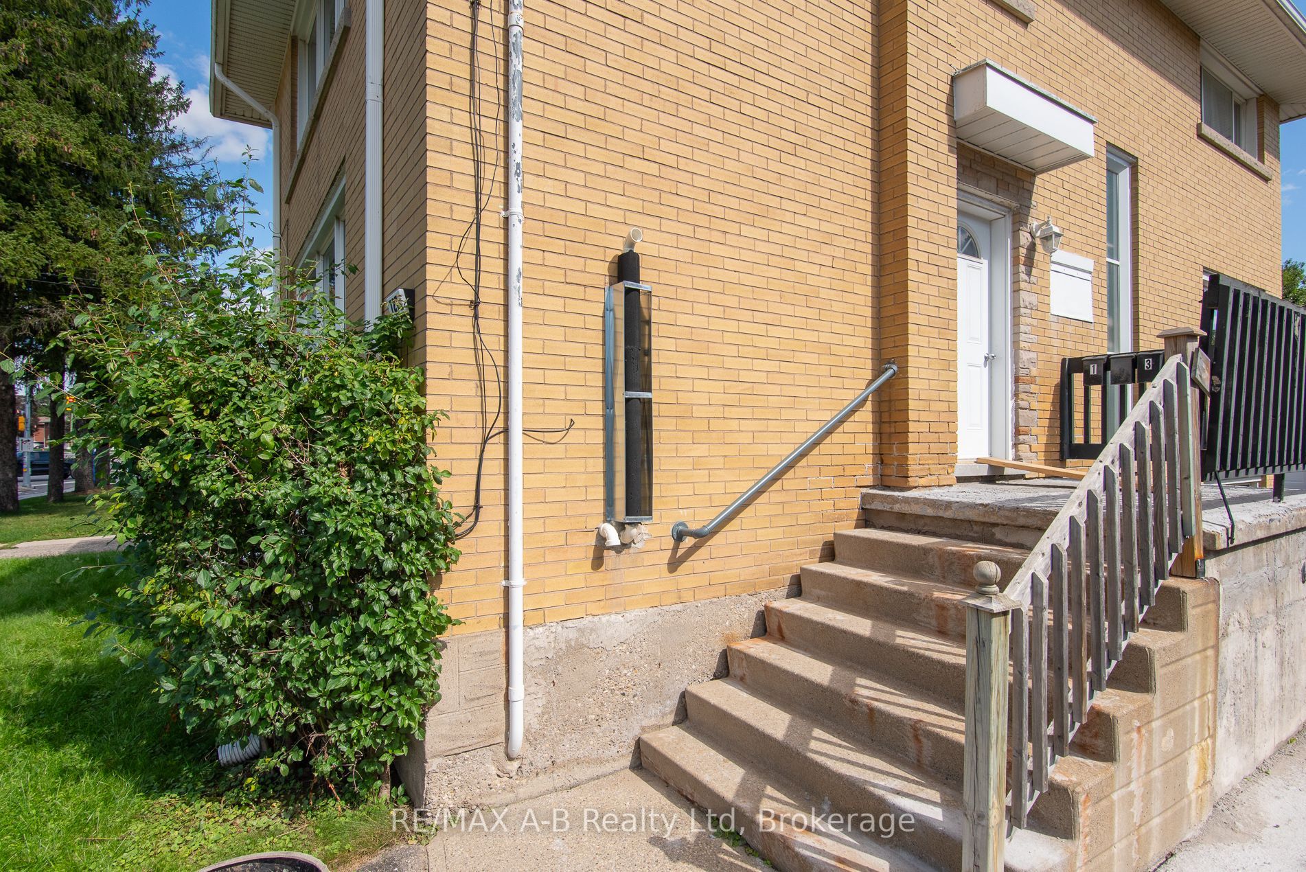 727 FREDERICK Street, Kitchener, ON N2B 2B3 photo 3