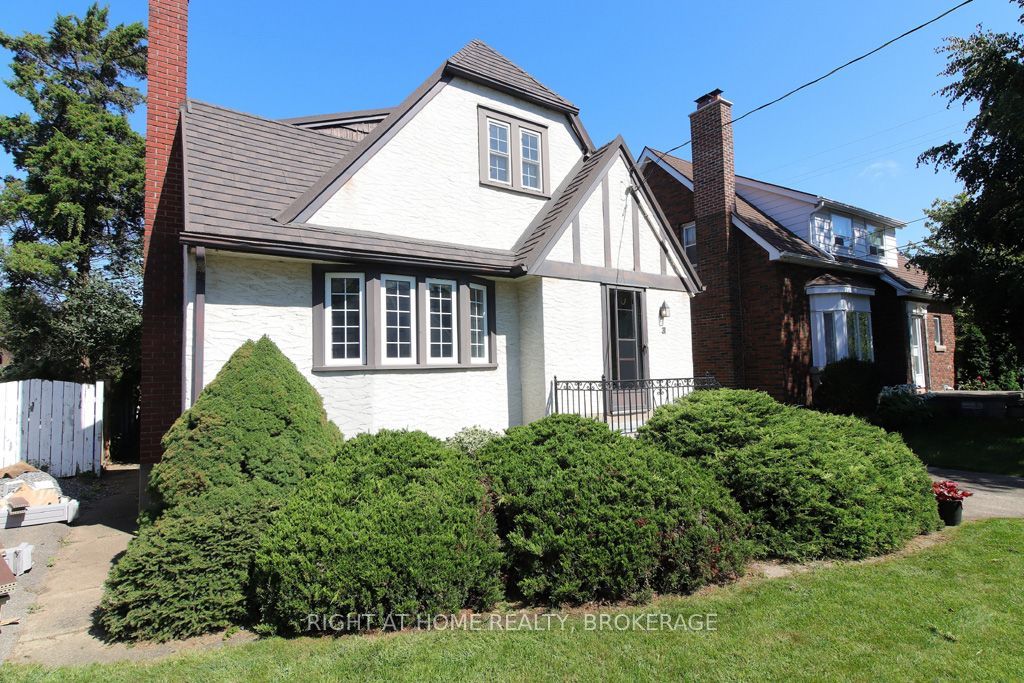31 Stuart Avenue, St. Catharines, ON L2R 1M8