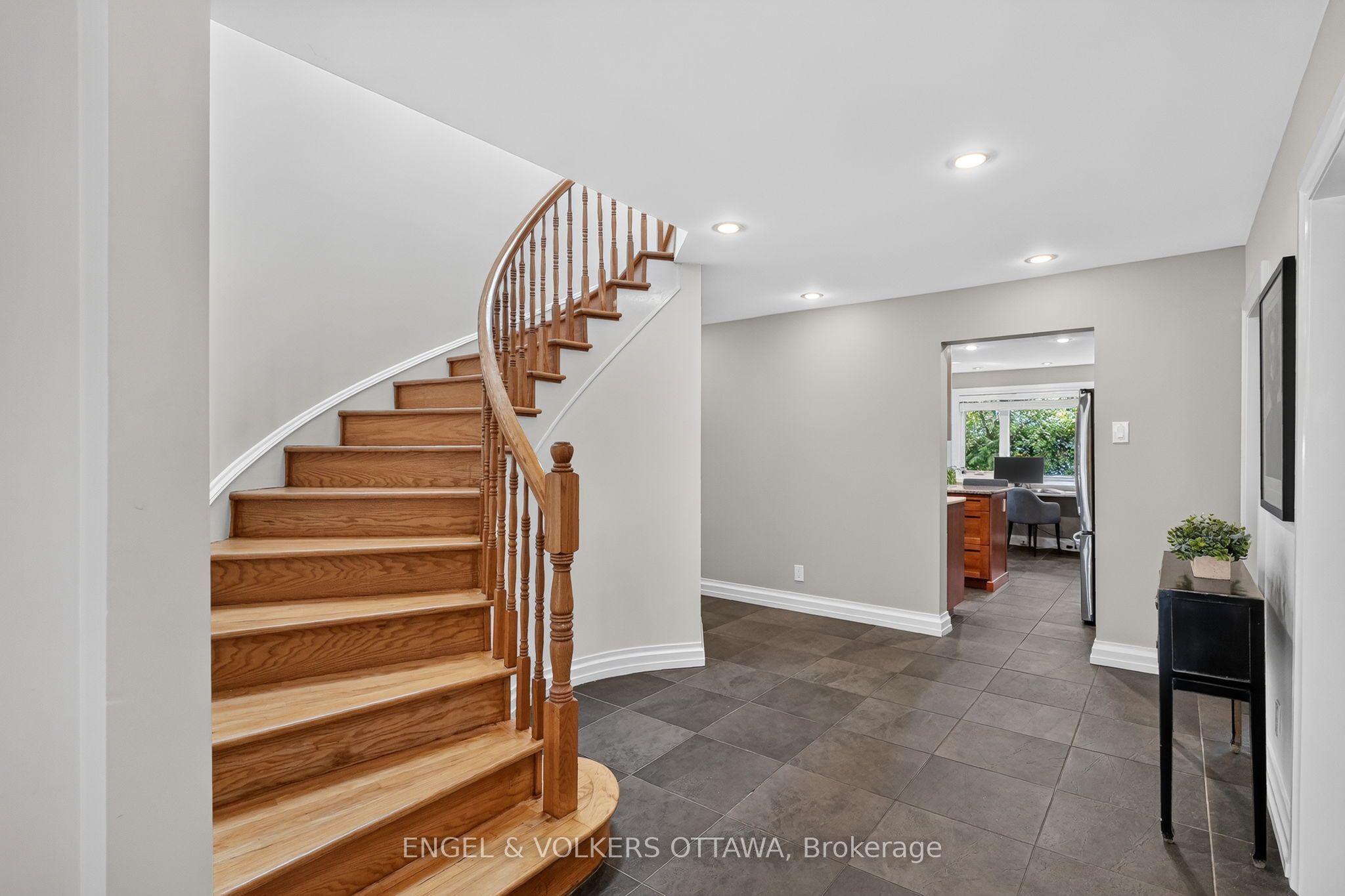 22 Lynhurst Avenue, Billings Bridge - Riverside Park and Area, ON K1V 9W7 photo 4