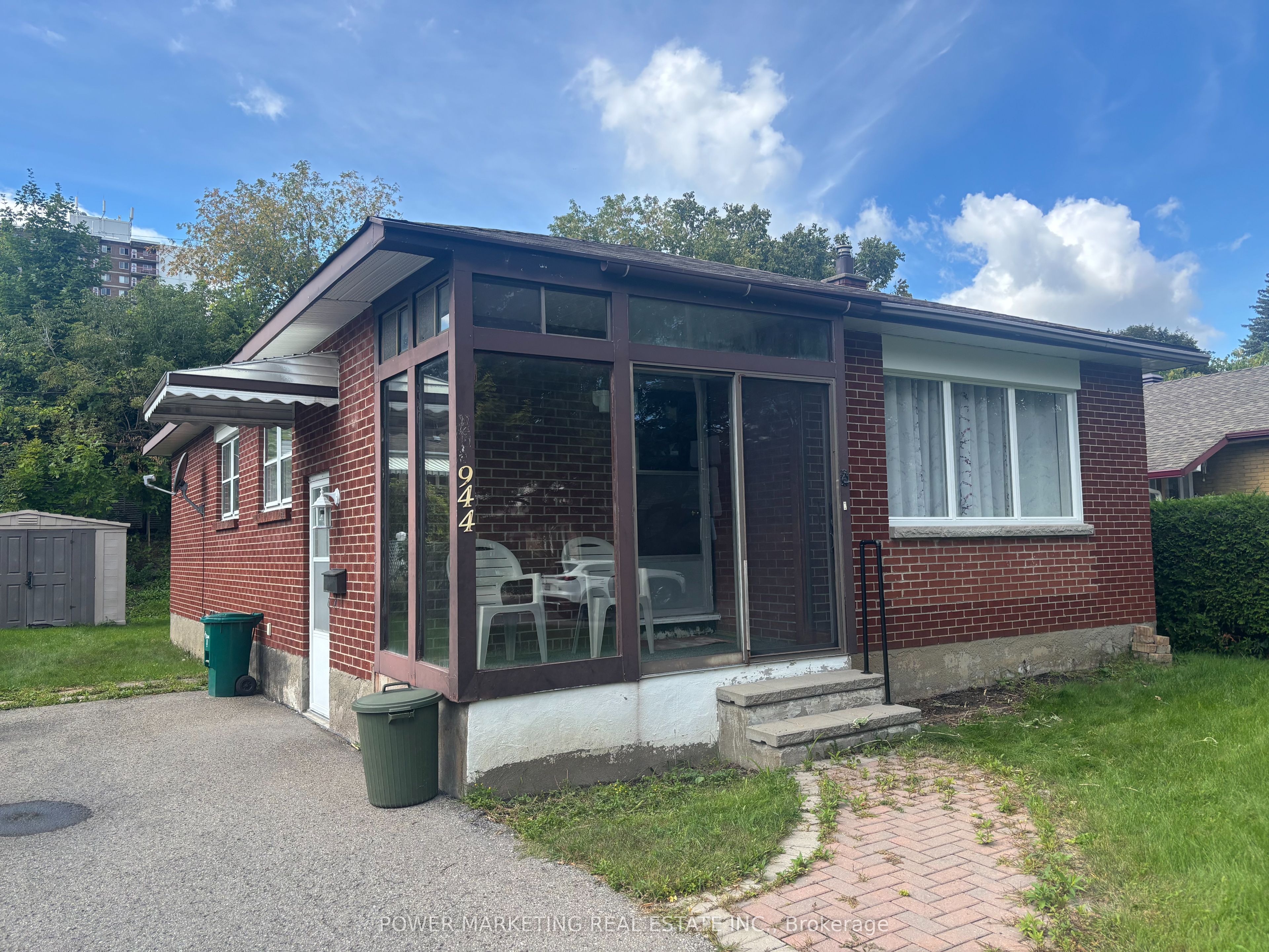 944 Eve Street, Overbrook - Castleheights and Area, ON K1K 3R4 photo 2