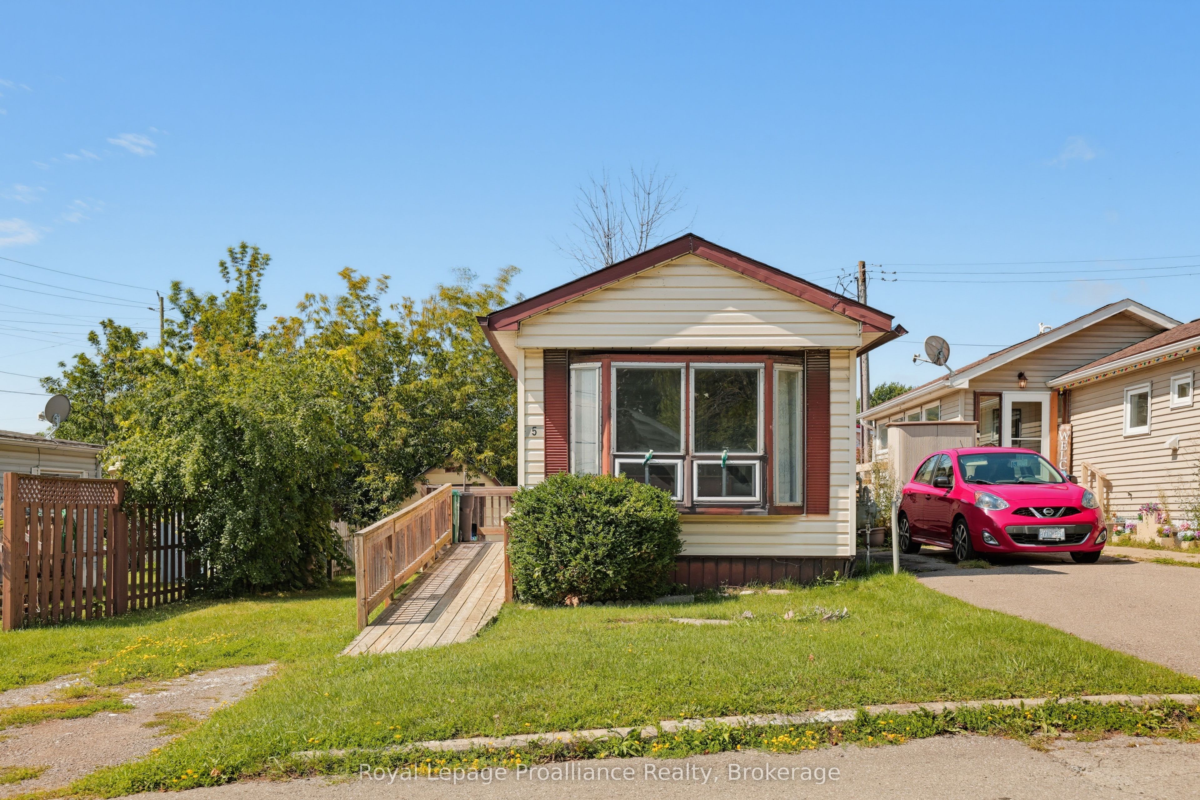 5 Kenneth Boulevard, Quinte West, ON K8N 4Z3 photo 2