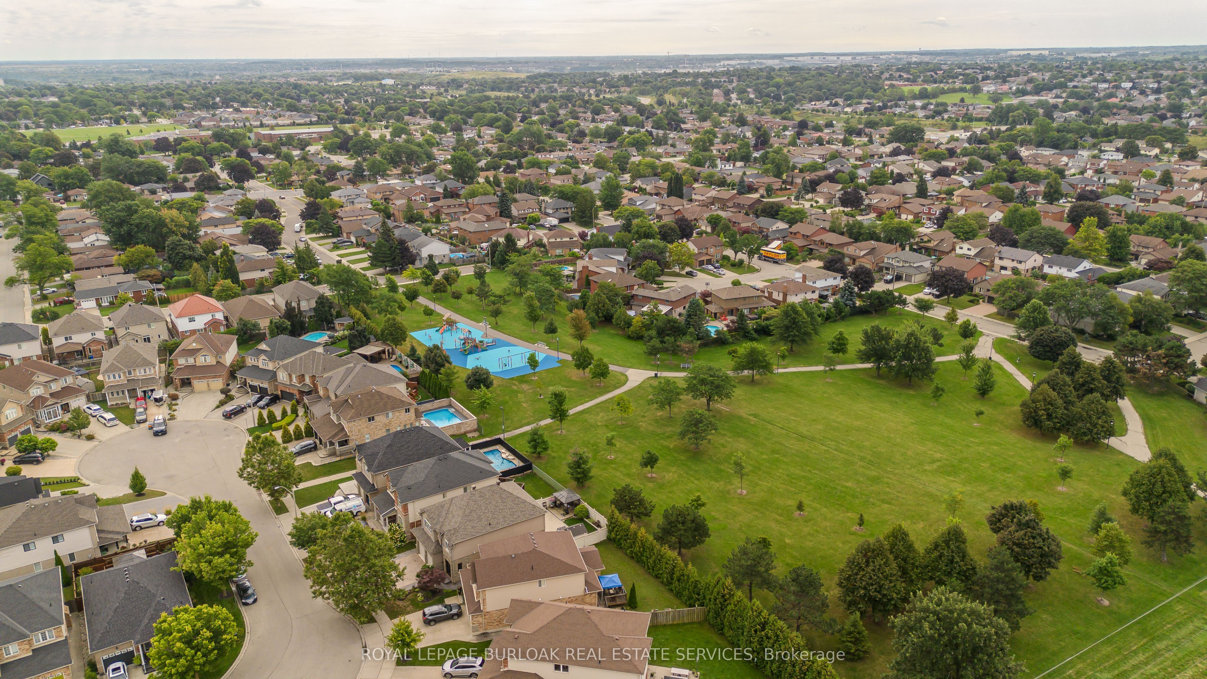 24 Newcastle Court, Hamilton, ON L8V 0A6 photo 2