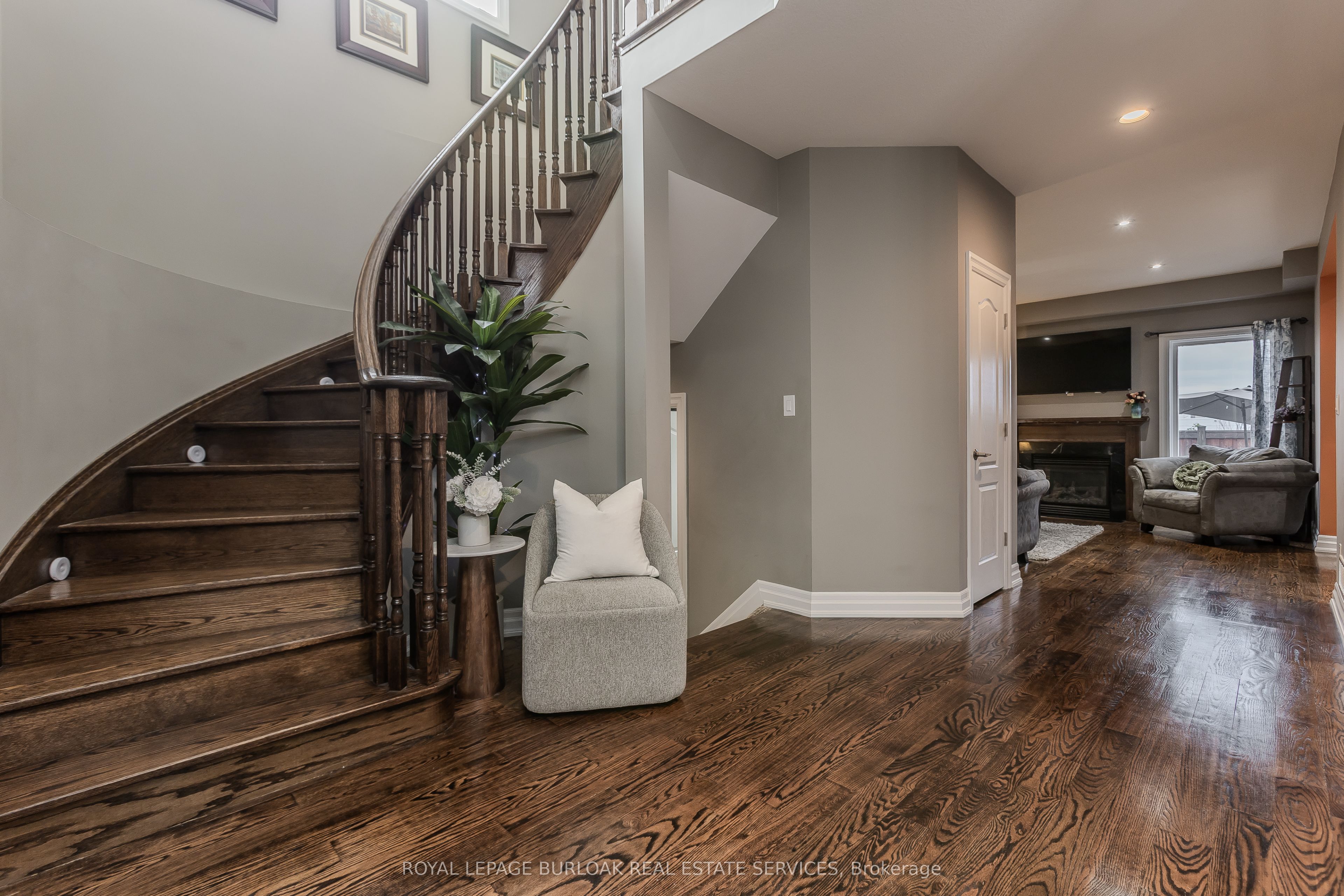 24 Newcastle Court, Hamilton, ON L8V 0A6 photo 3