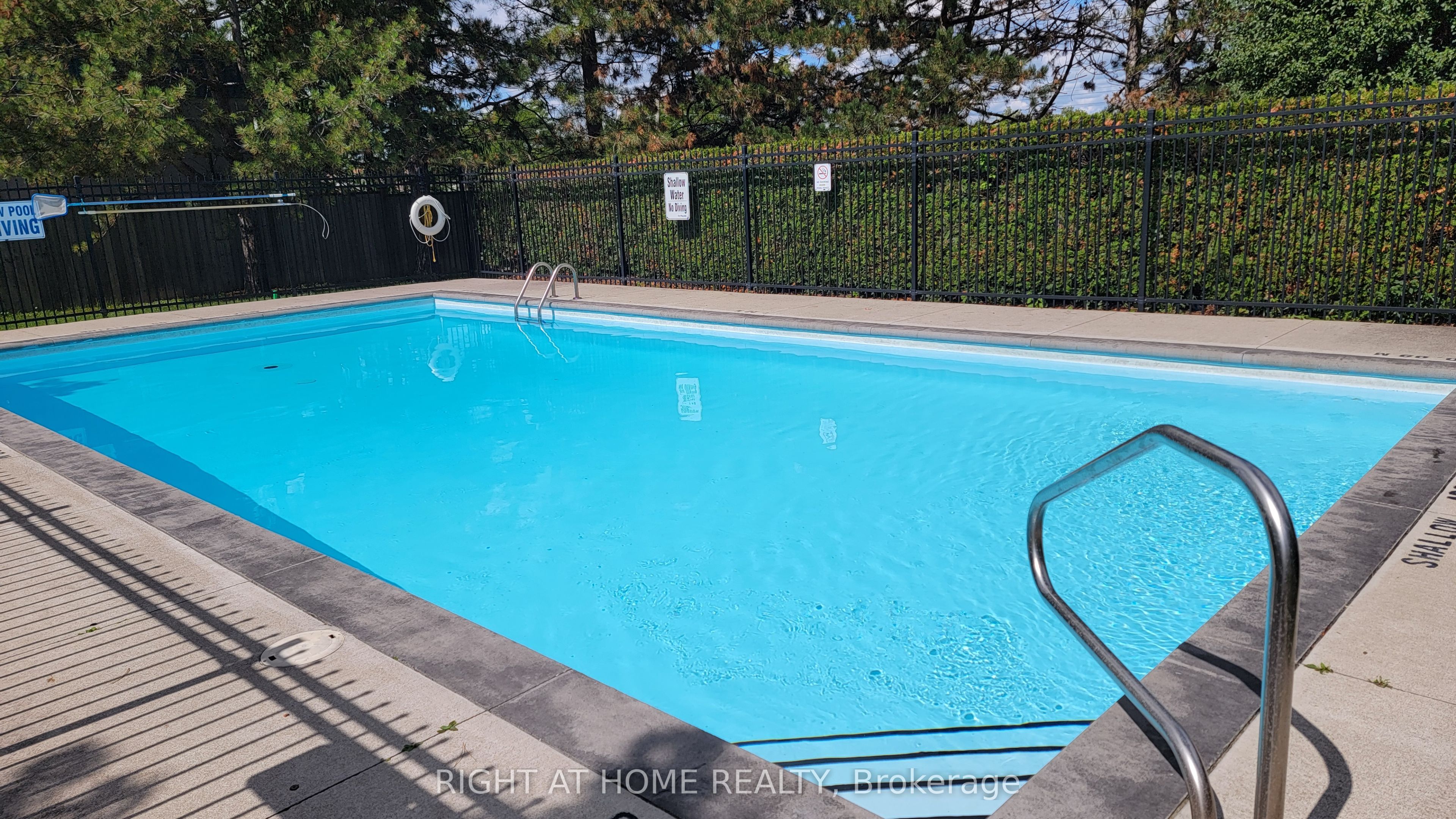 733 Deveron Crescent 108, London South, ON N5Z 4X7 photo 2