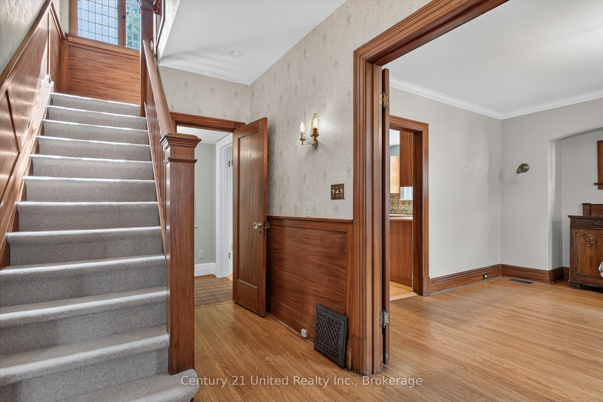 627 Gilmour Street, Peterborough, ON K9J 4T9 photo 3