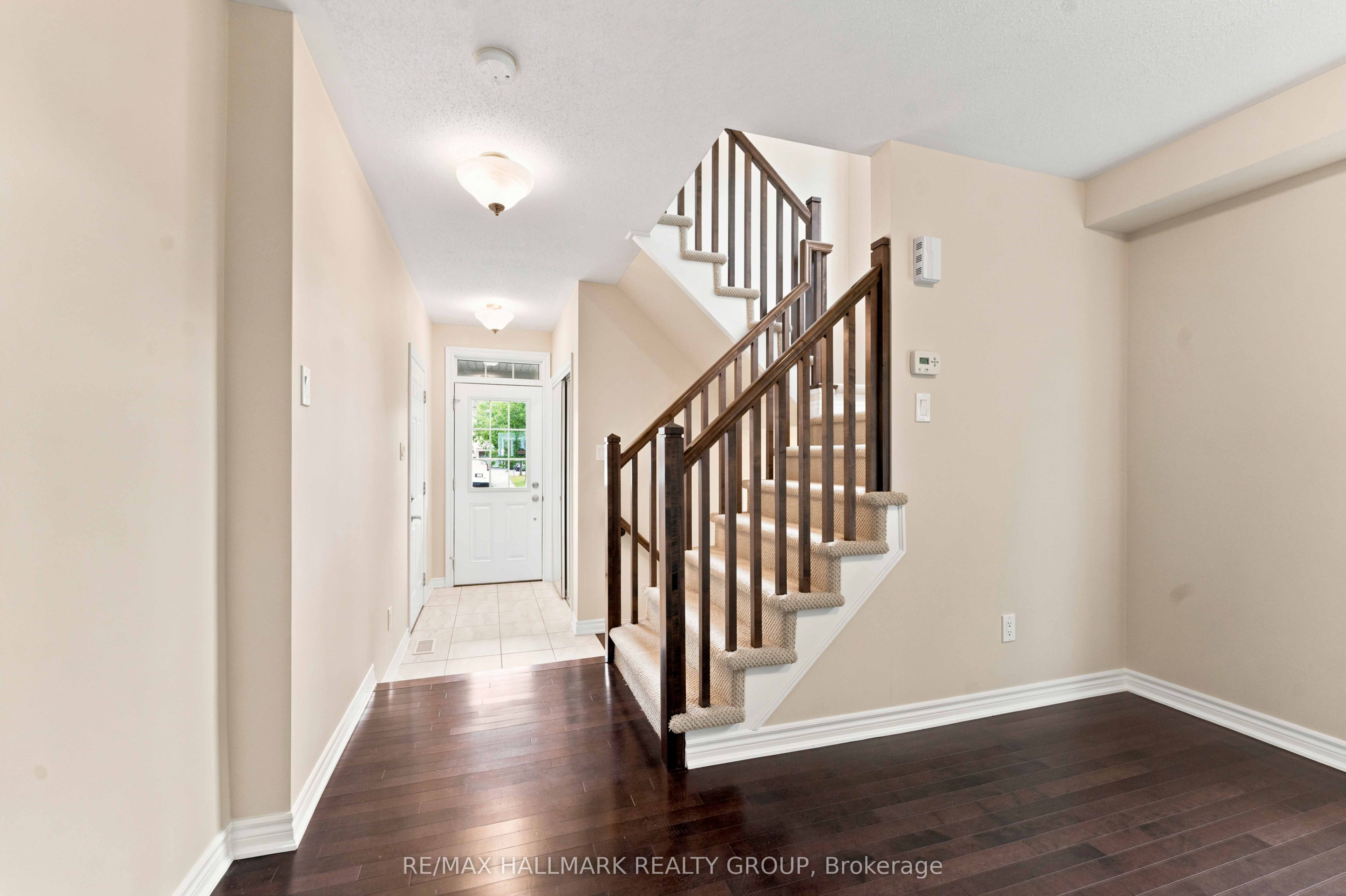387 Sweet Grass Circle, Barrhaven, ON K2J 5W9 photo 2