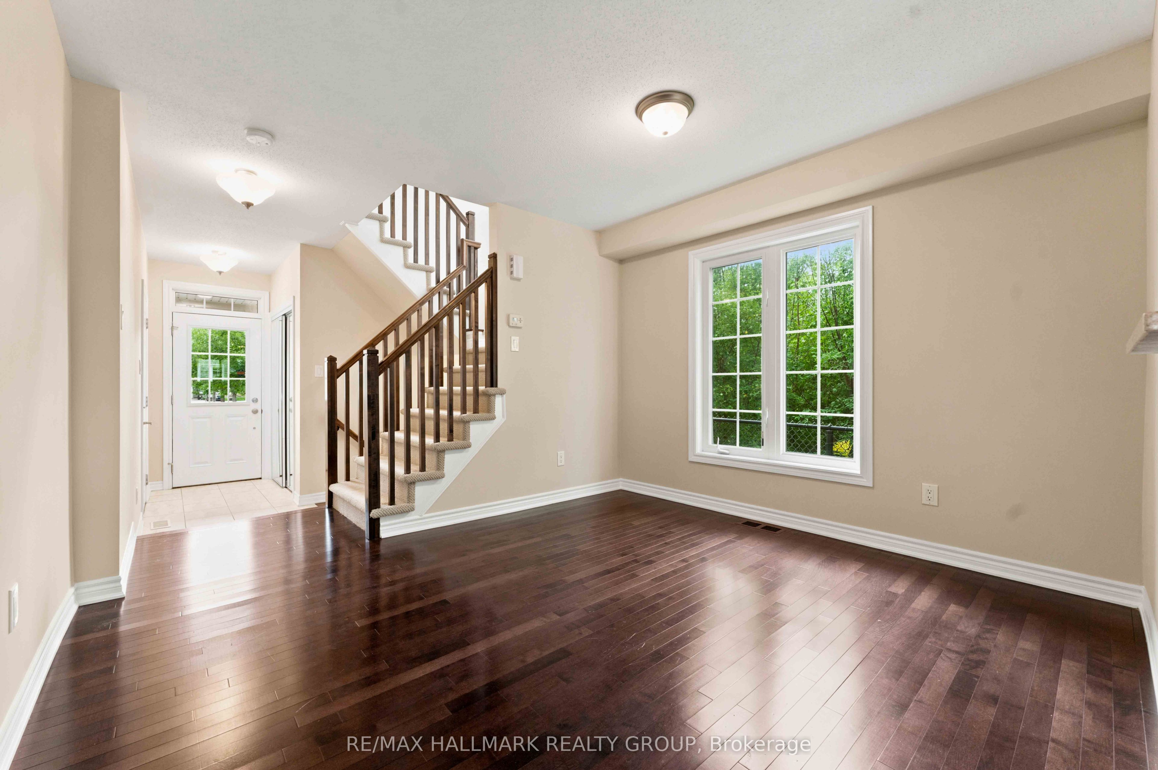 387 Sweet Grass Circle, Barrhaven, ON K2J 5W9 photo 4