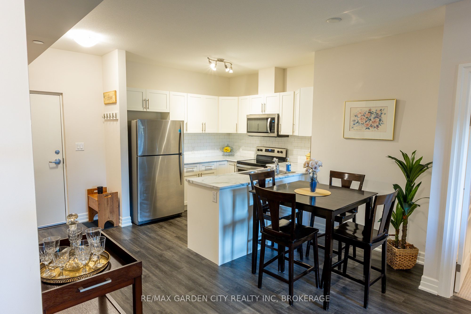 212 Lakeport Road 303, St. Catharines, ON L2N 0B4 photo 3