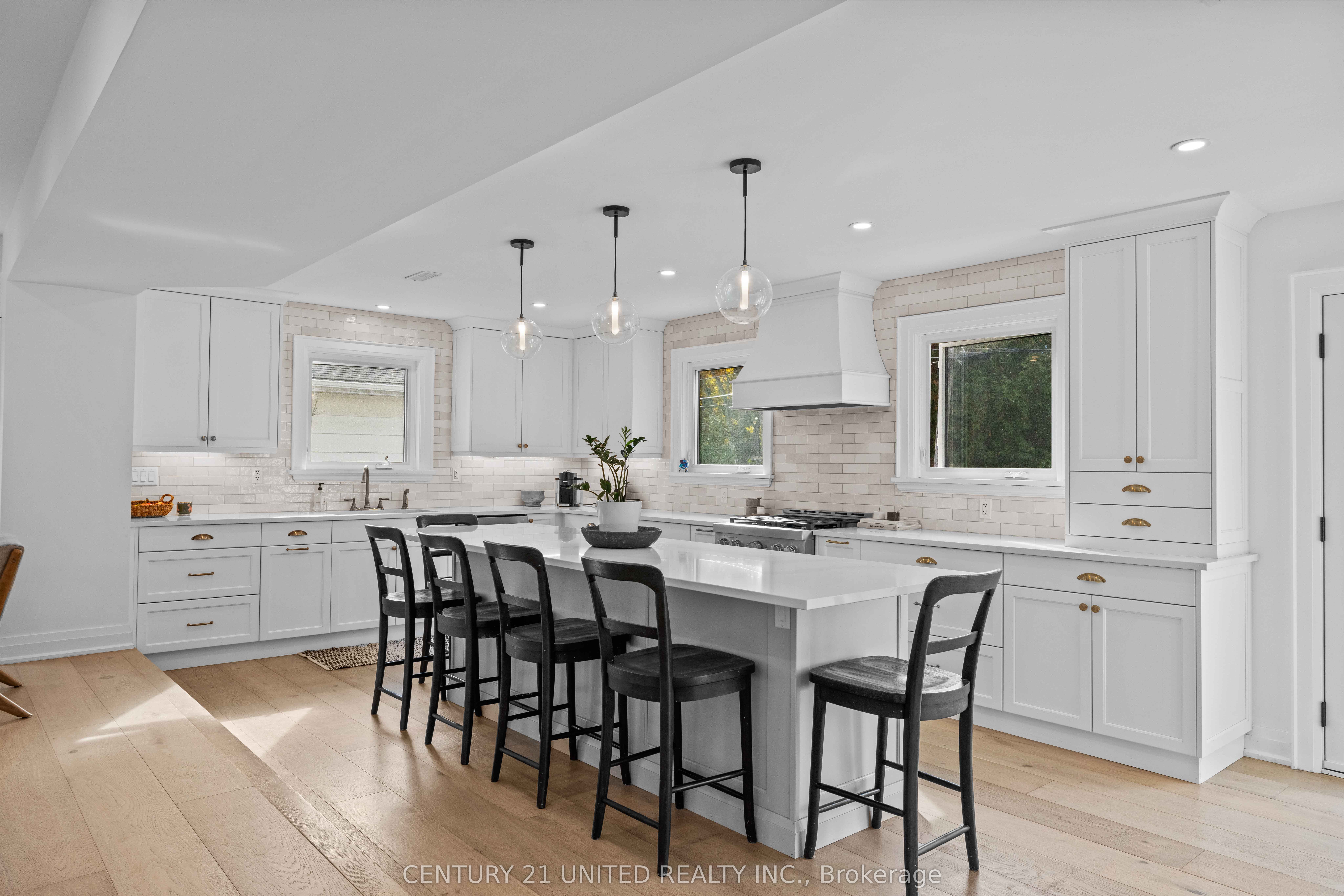 753 Chesterfield Avenue, Peterborough, ON K9H 4Y1 photo 2