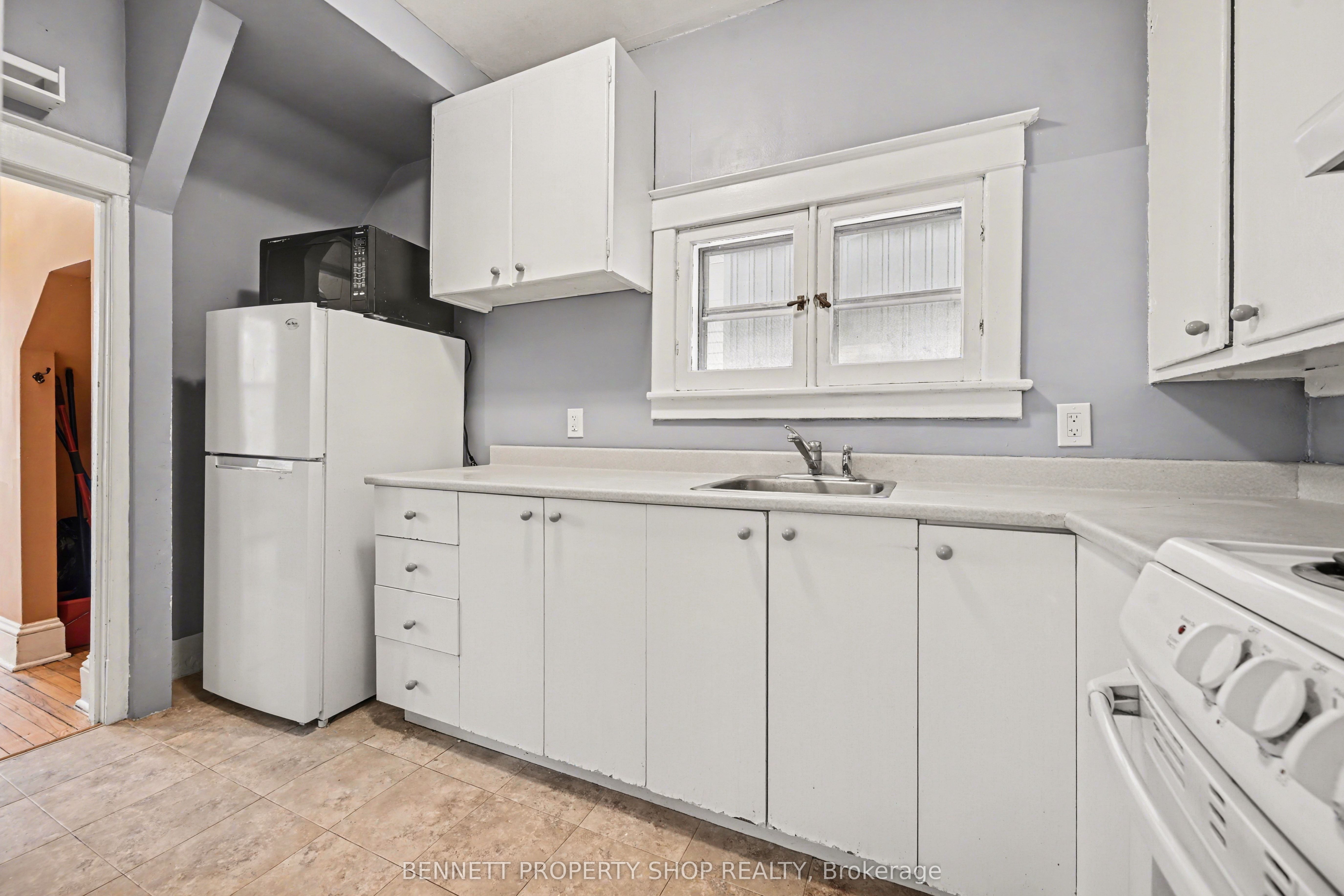 56 Smirle Avenue, Tunneys Pasture and Ottawa West, ON K1Y 0S1 photo 3