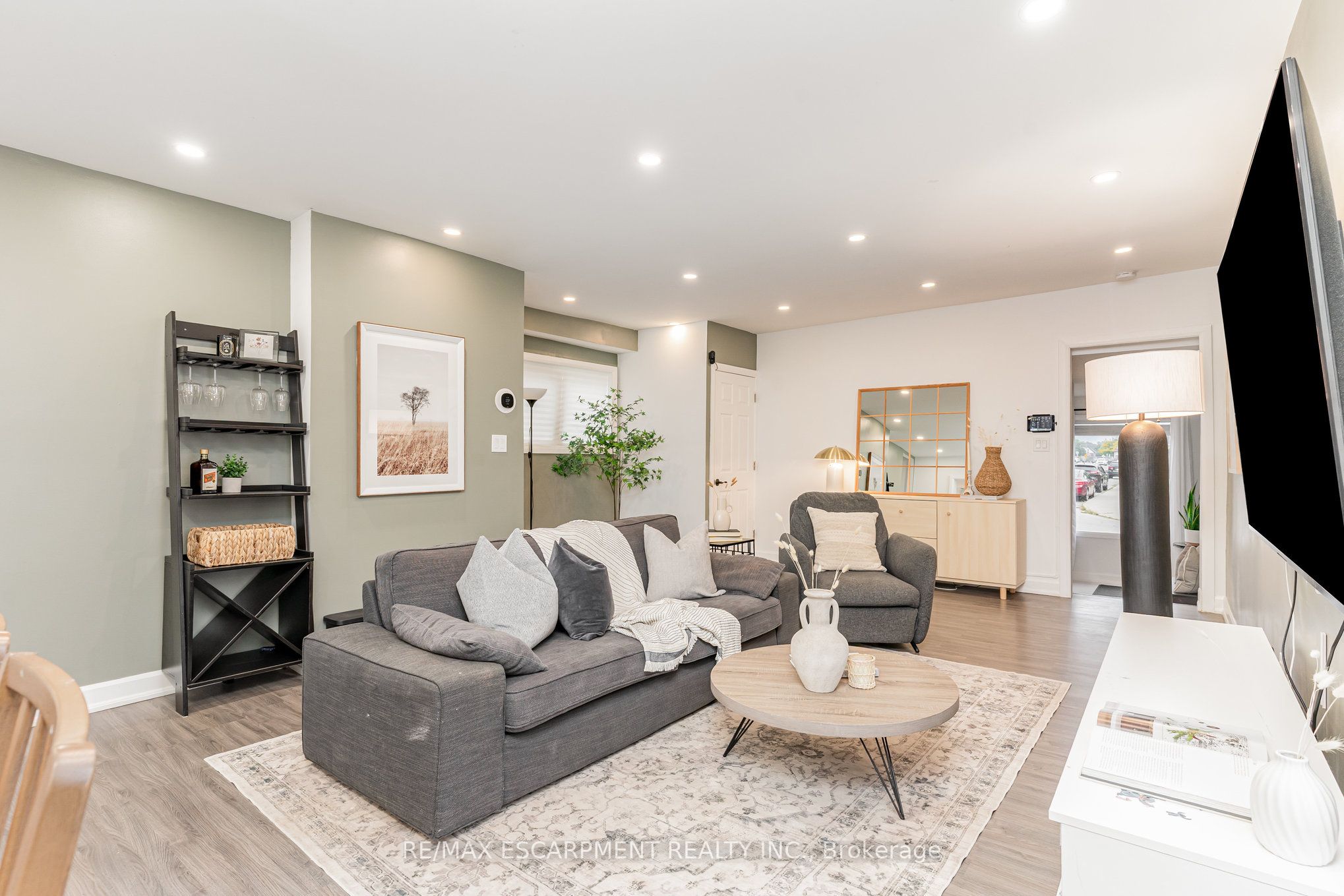4 Robins Avenue, Hamilton, ON L8H 4M6