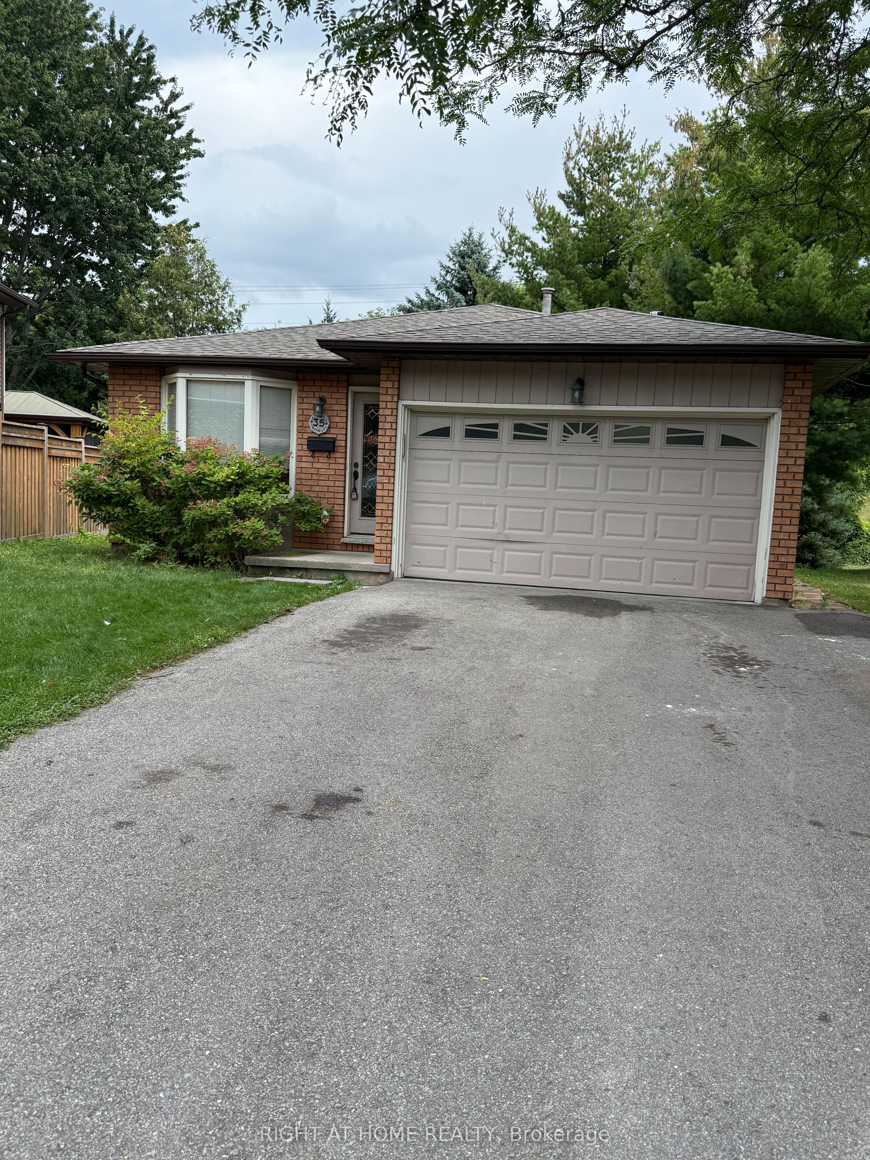 35 Bloomsbury Court, Hamilton, ON L9G 4L6