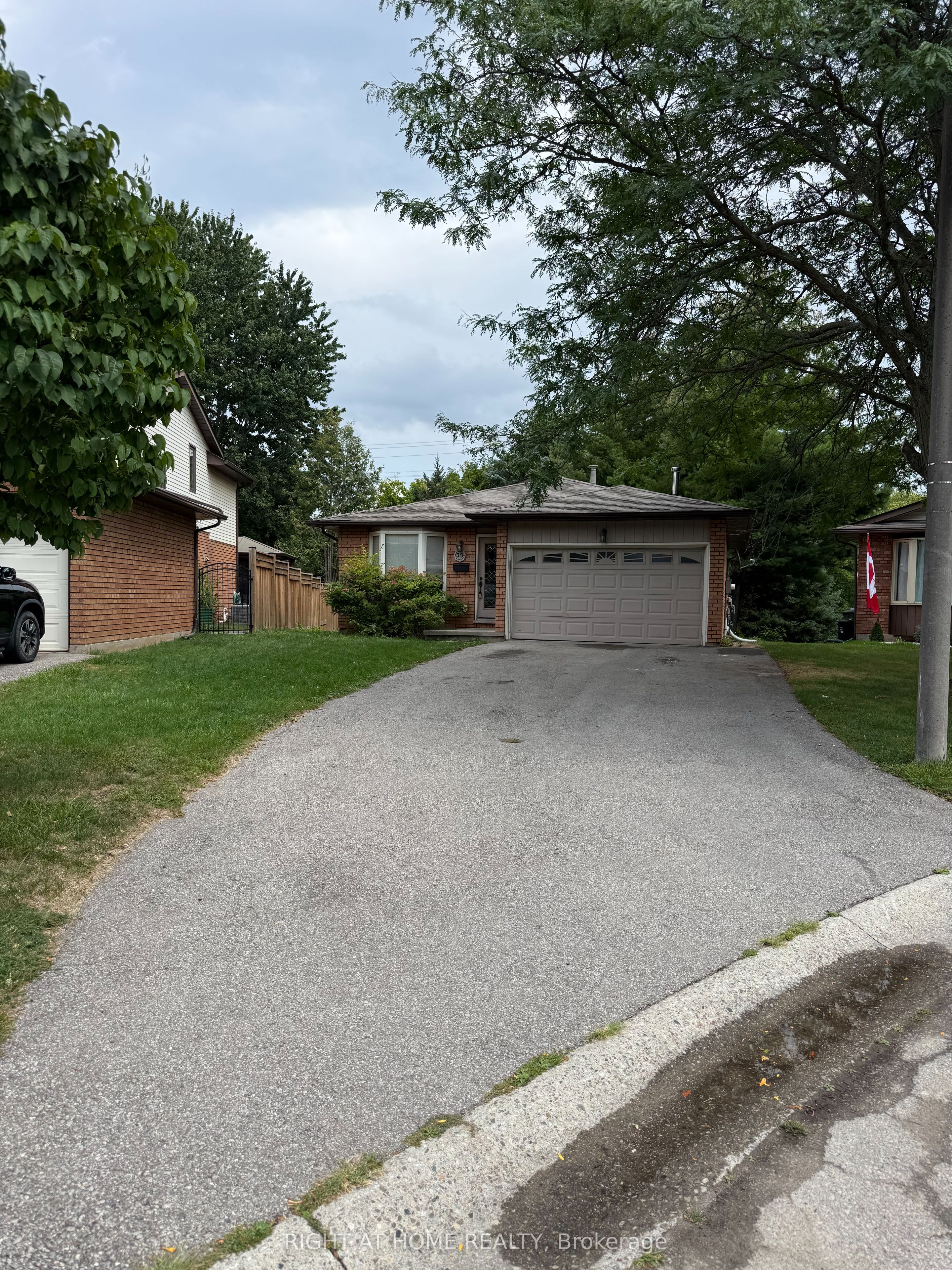 35 Bloomsbury Court, Hamilton, ON L9G 4L6 photo 2
