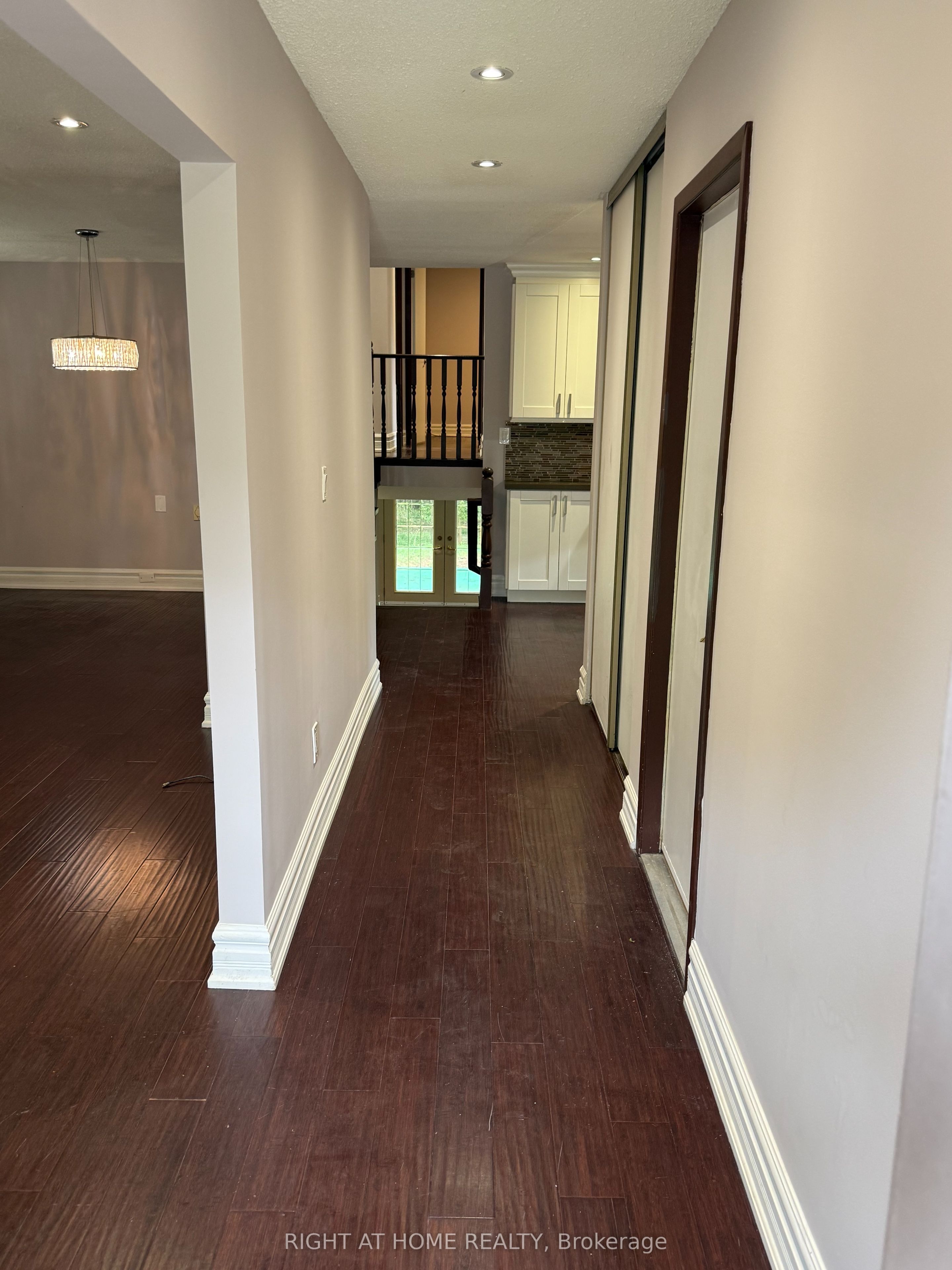 35 Bloomsbury Court, Hamilton, ON L9G 4L6 photo 3