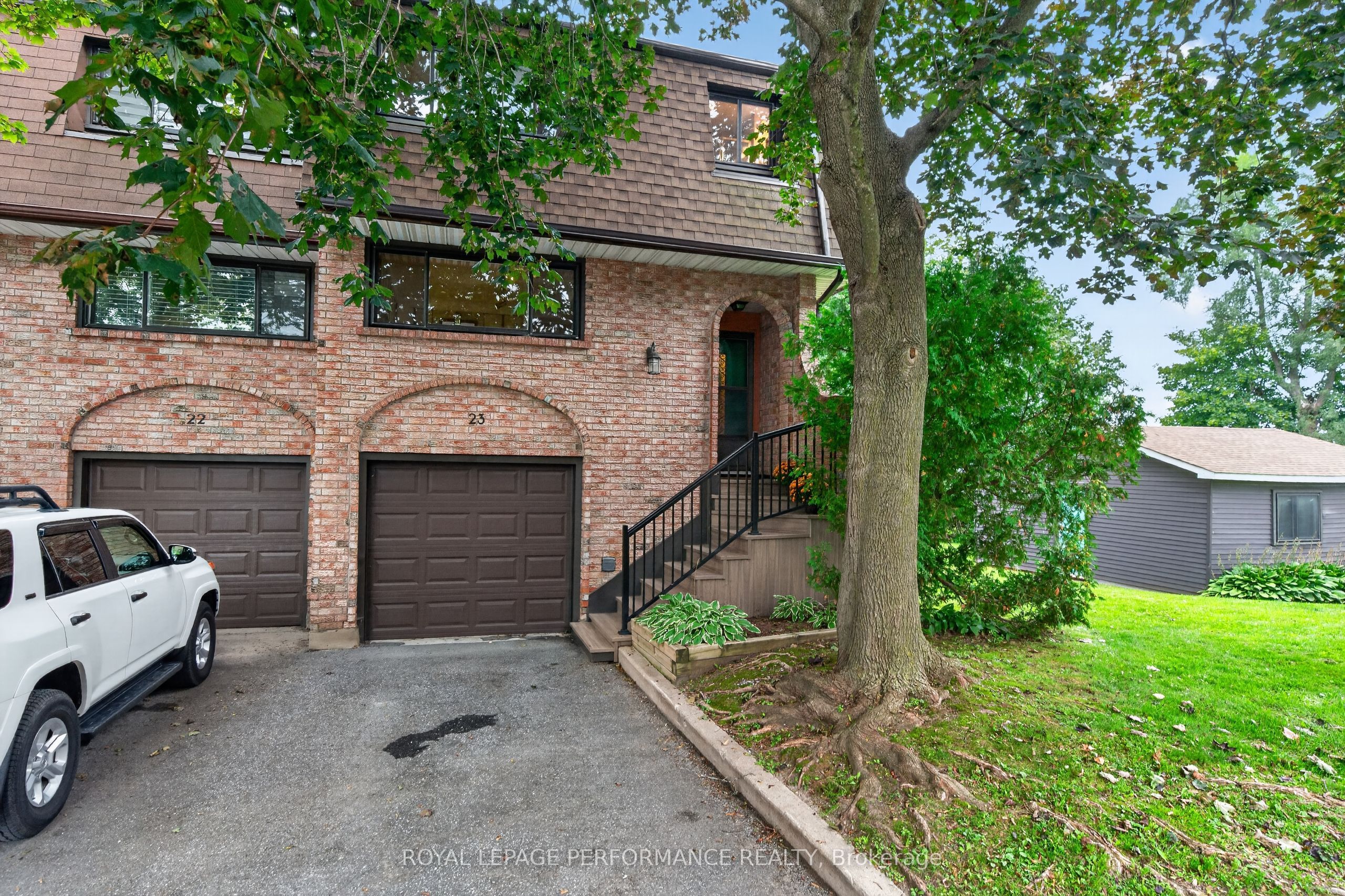 2 Bertona Street 23, South of Baseline to Knoxdale, ON K2G 0W2