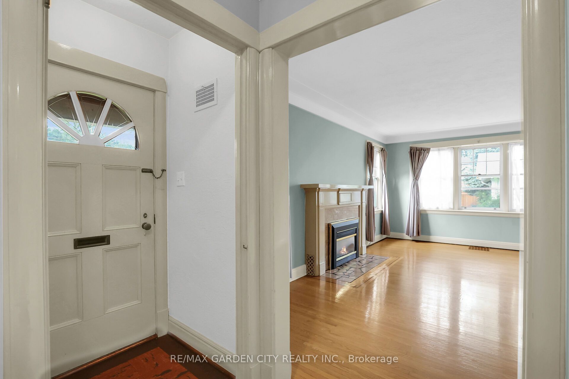 77 Main Street E, Grimsby, ON L3M 1N5 photo 4