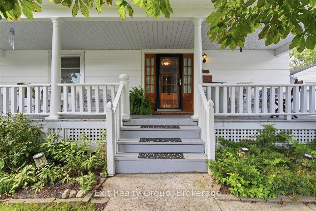 28 Lorne Avenue, Quinte West, ON K8V 5B3 photo 3