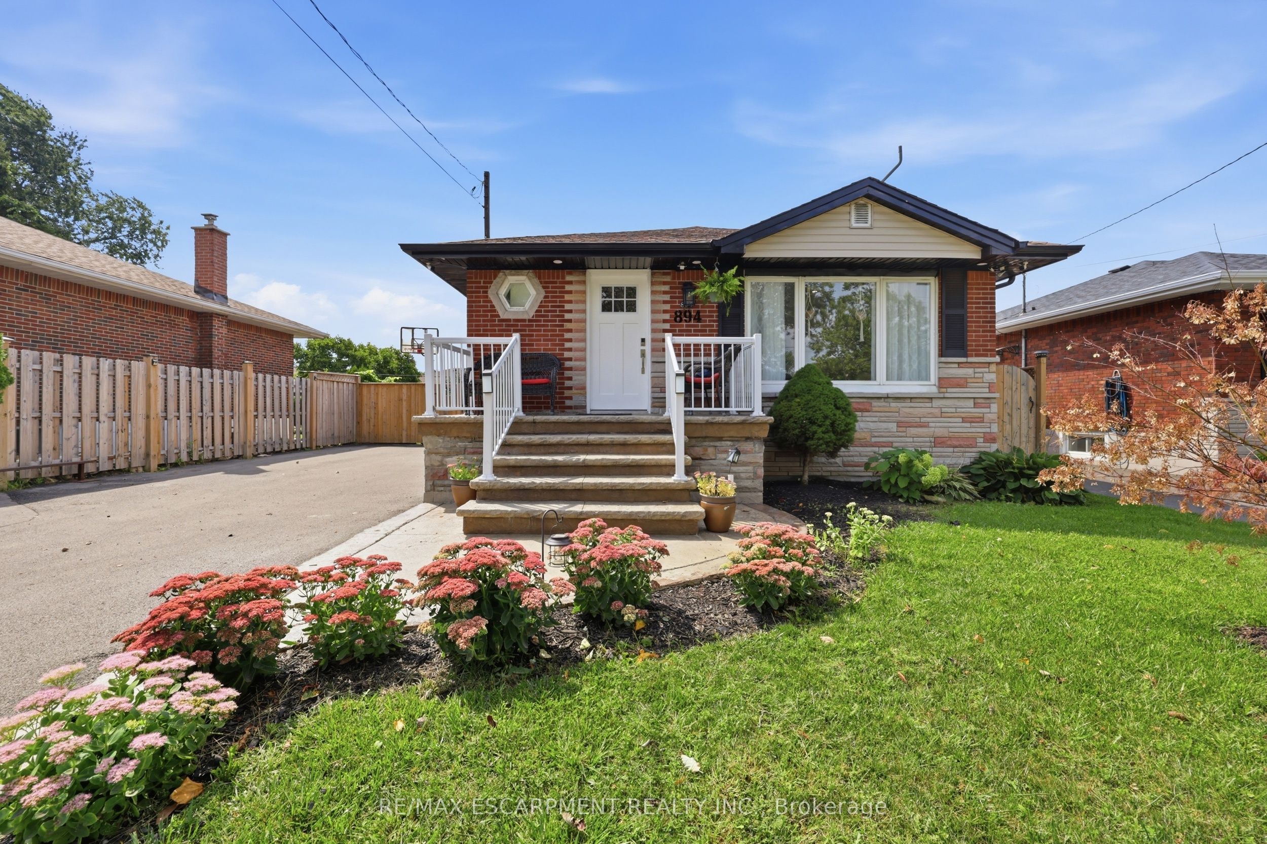894 Brucedale Avenue E, Hamilton, ON L8B 1S9 photo 2