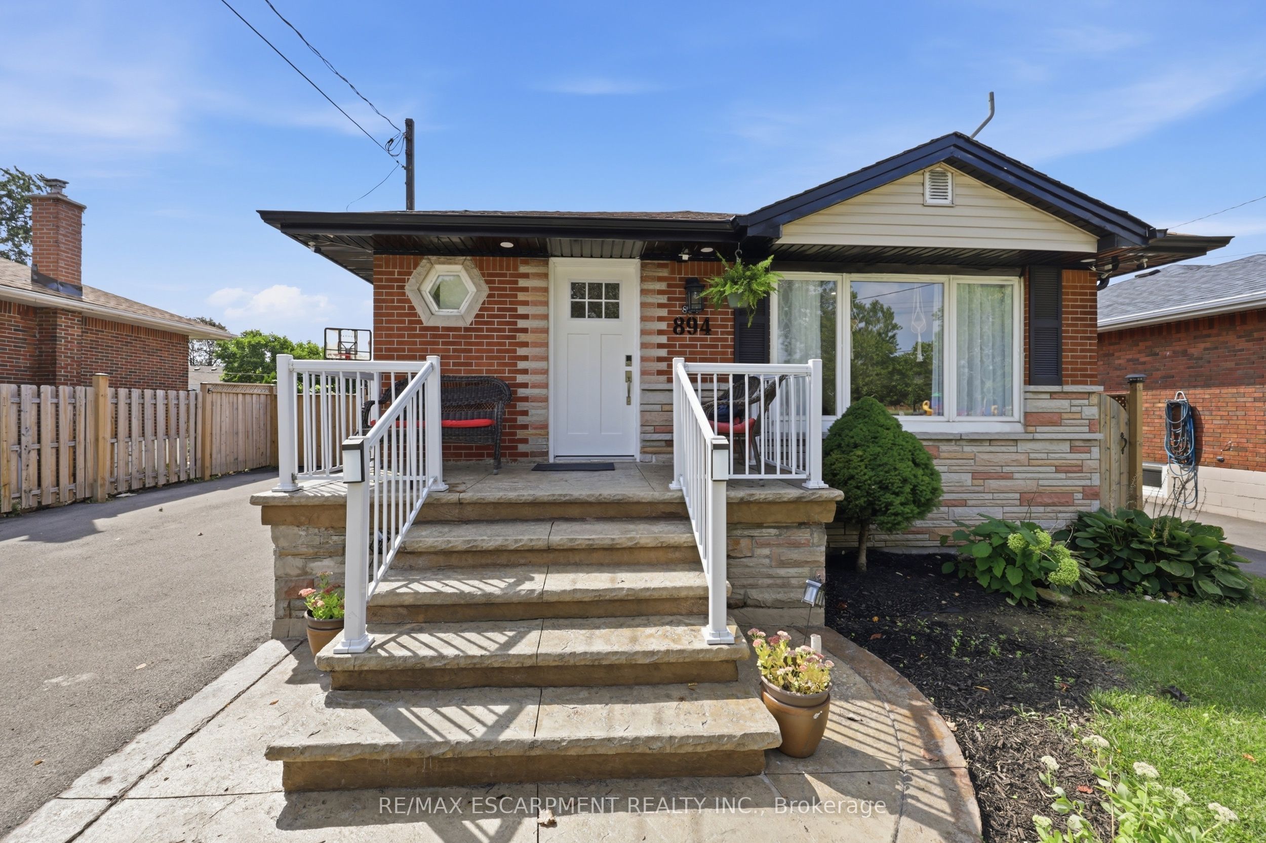 894 Brucedale Avenue E, Hamilton, ON L8B 1S9 photo 3