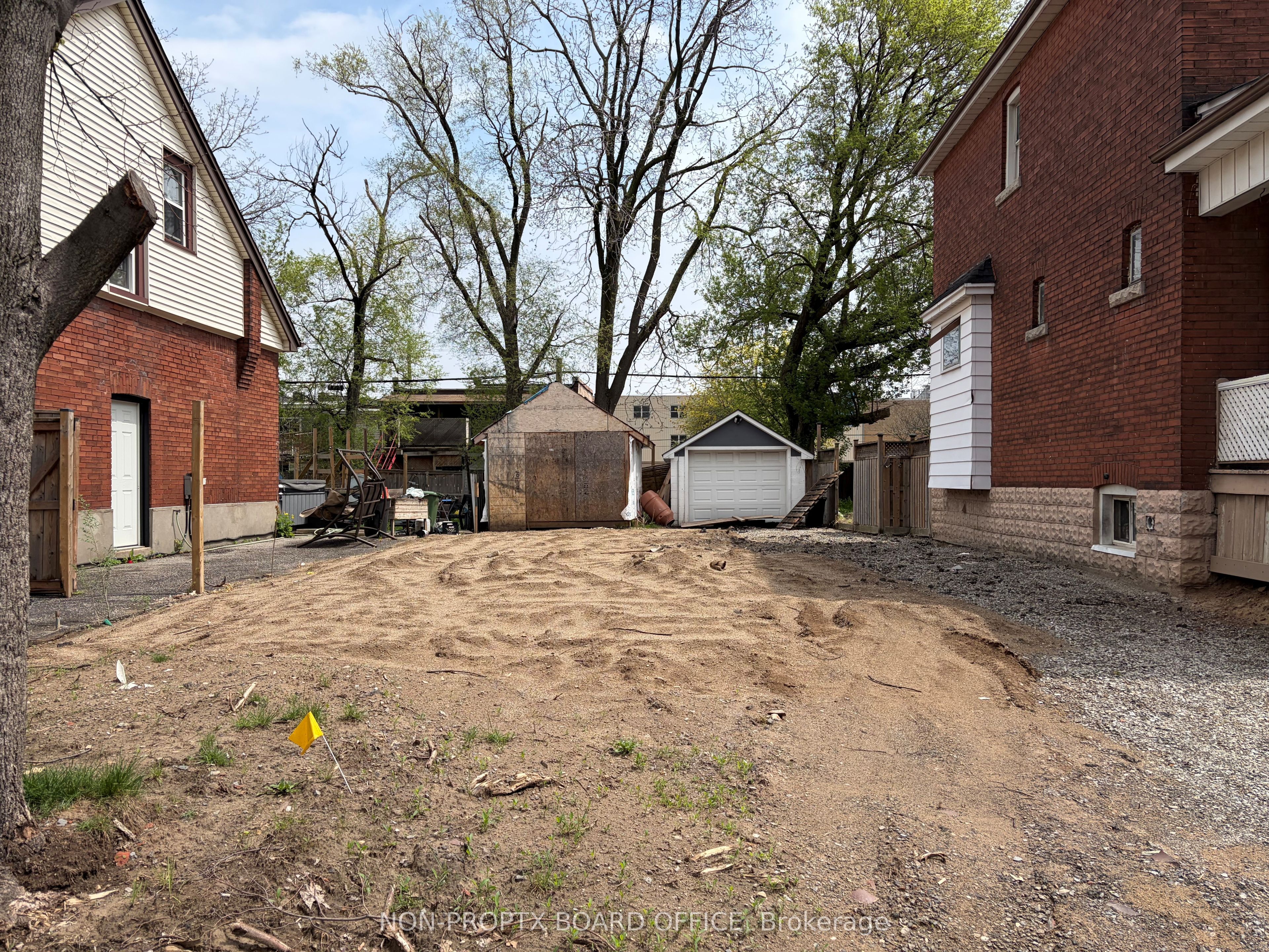 18 Tuxedo Avenue N, Hamilton, ON L8H 4P5