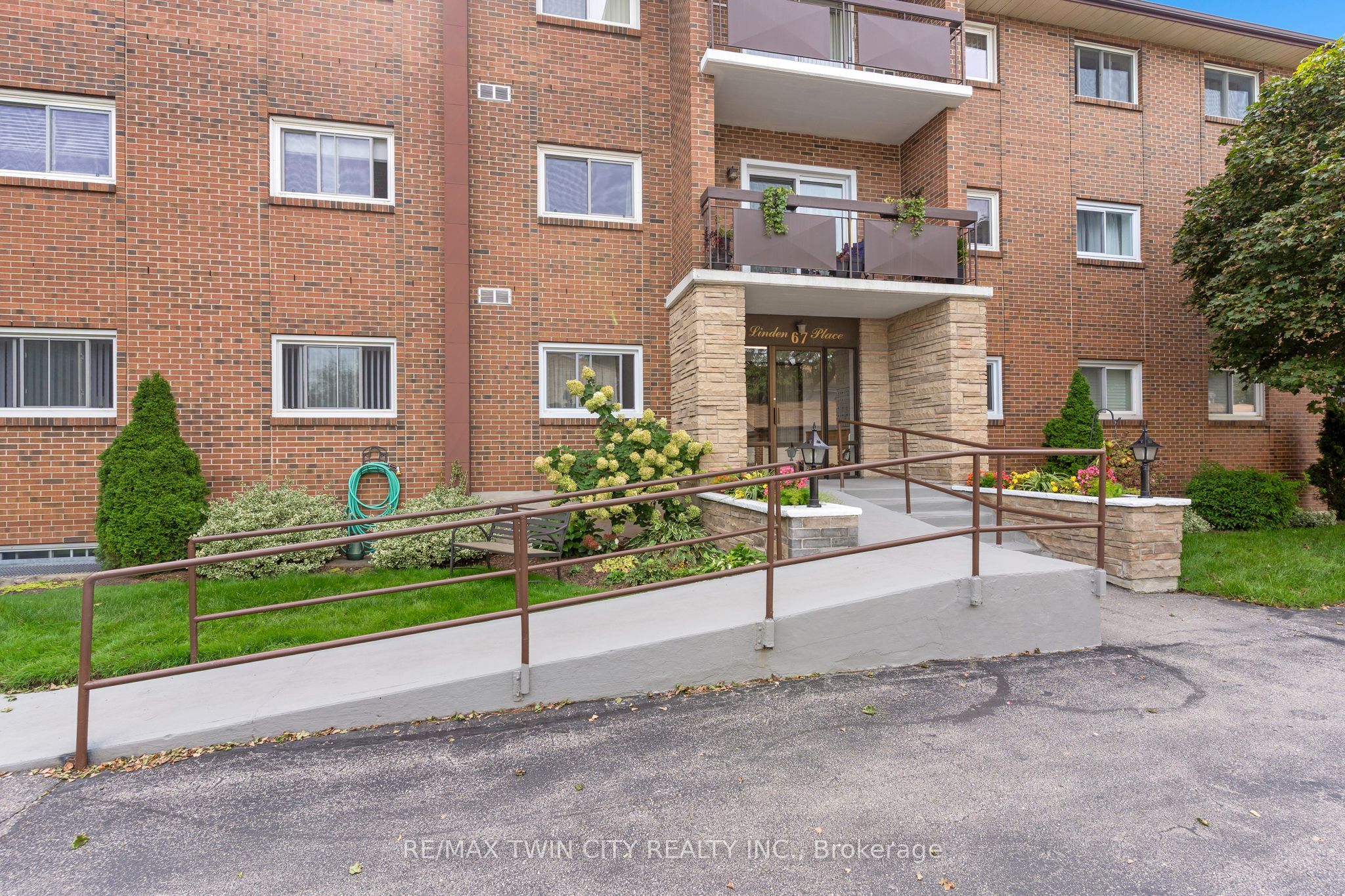 67 Breckenridge Drive 206, Kitchener, ON N2B 3R8 photo 2